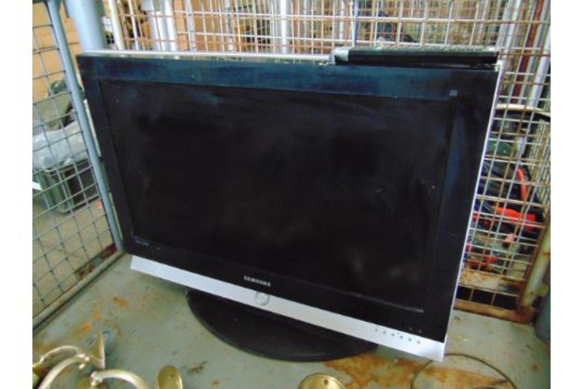 Samsung Flat Screen TV and Various Light Fittings