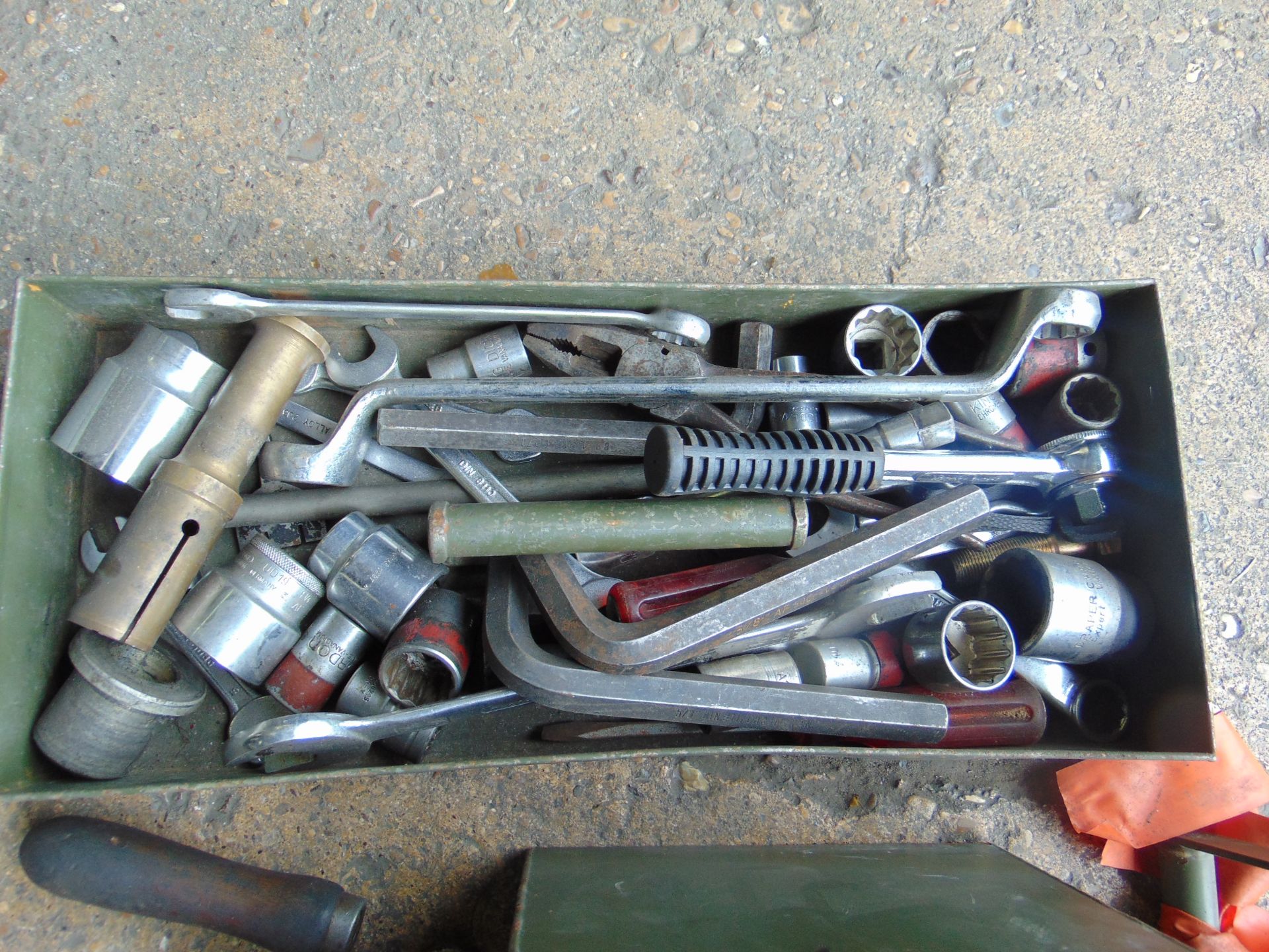 TOOLBOX WITH LARGE AMOUNT OF TOOLS - Image 2 of 6
