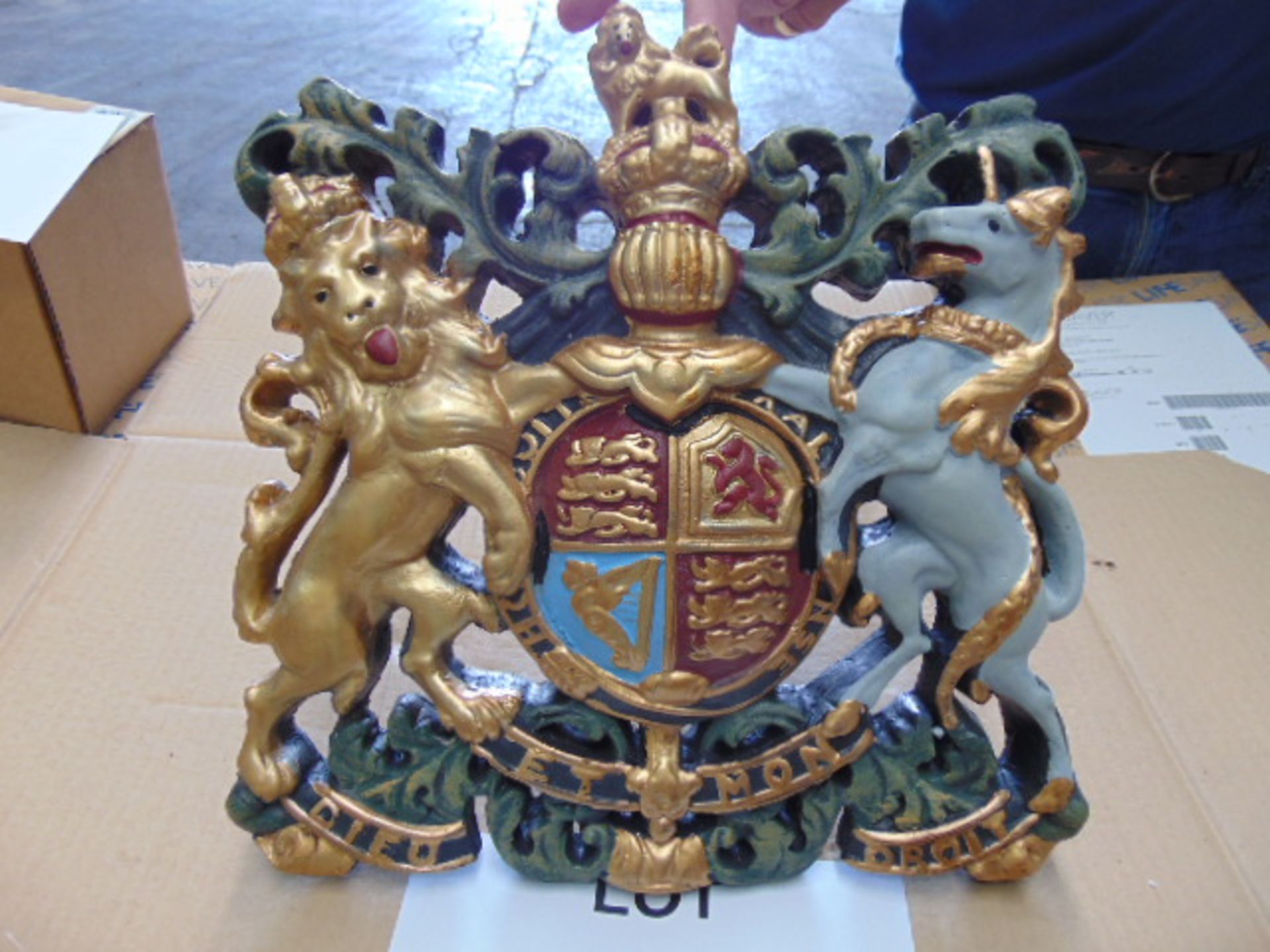 HAND PAINTED ROYAL CREST WALL MOUNTING 36cms x 34cms