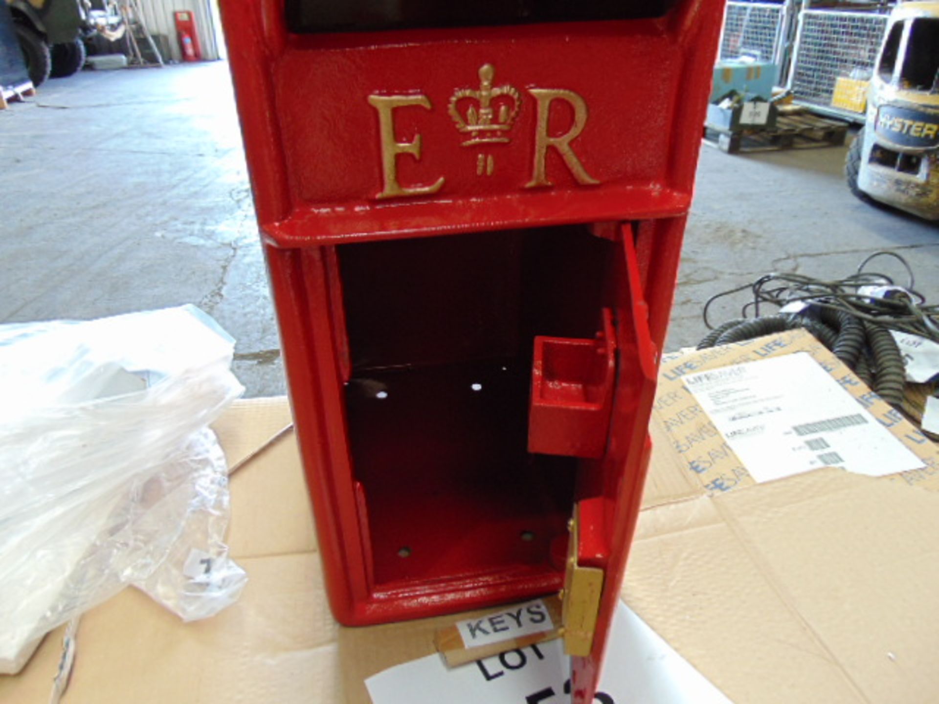 ER RED POST BOX C/W KEYS, COLLECTION TIMES, ETC - Image 4 of 10