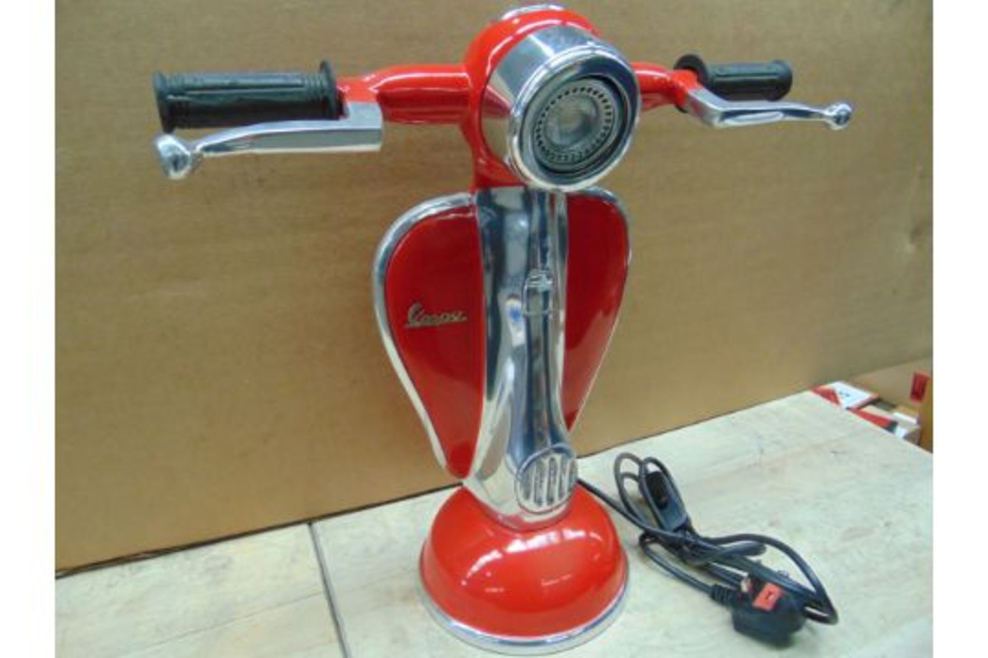 VESPA SCOOTER TABLE LAMP 40CMS X 40CMS - Image 2 of 6