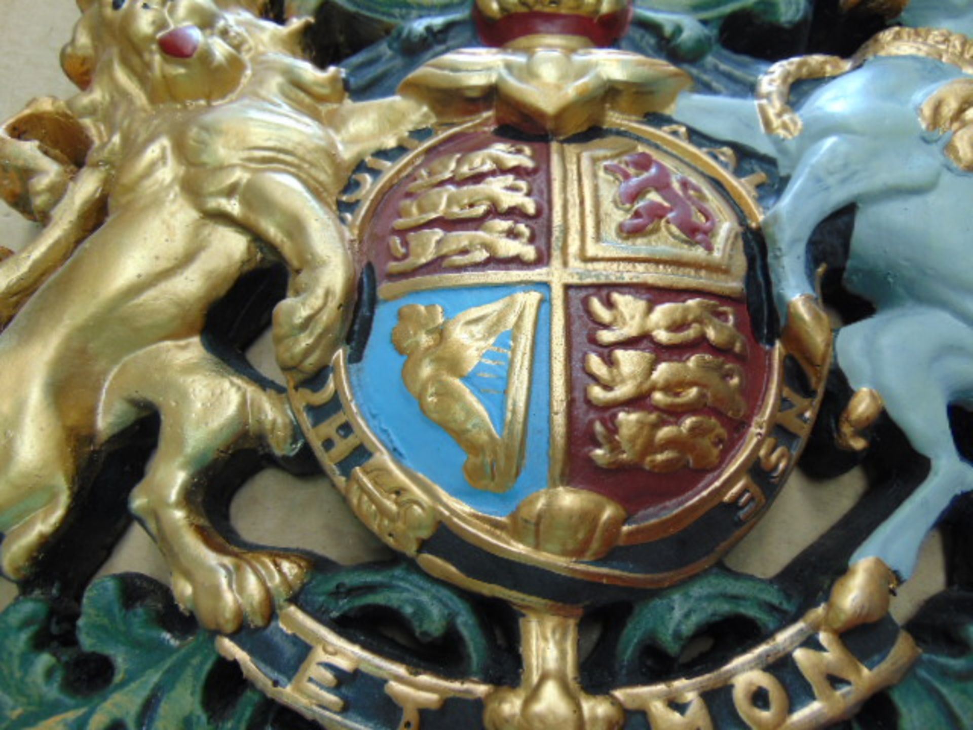 HAND PAINTED ROYAL CREST WALL MOUNTING 36cms x 34cms - Image 4 of 6