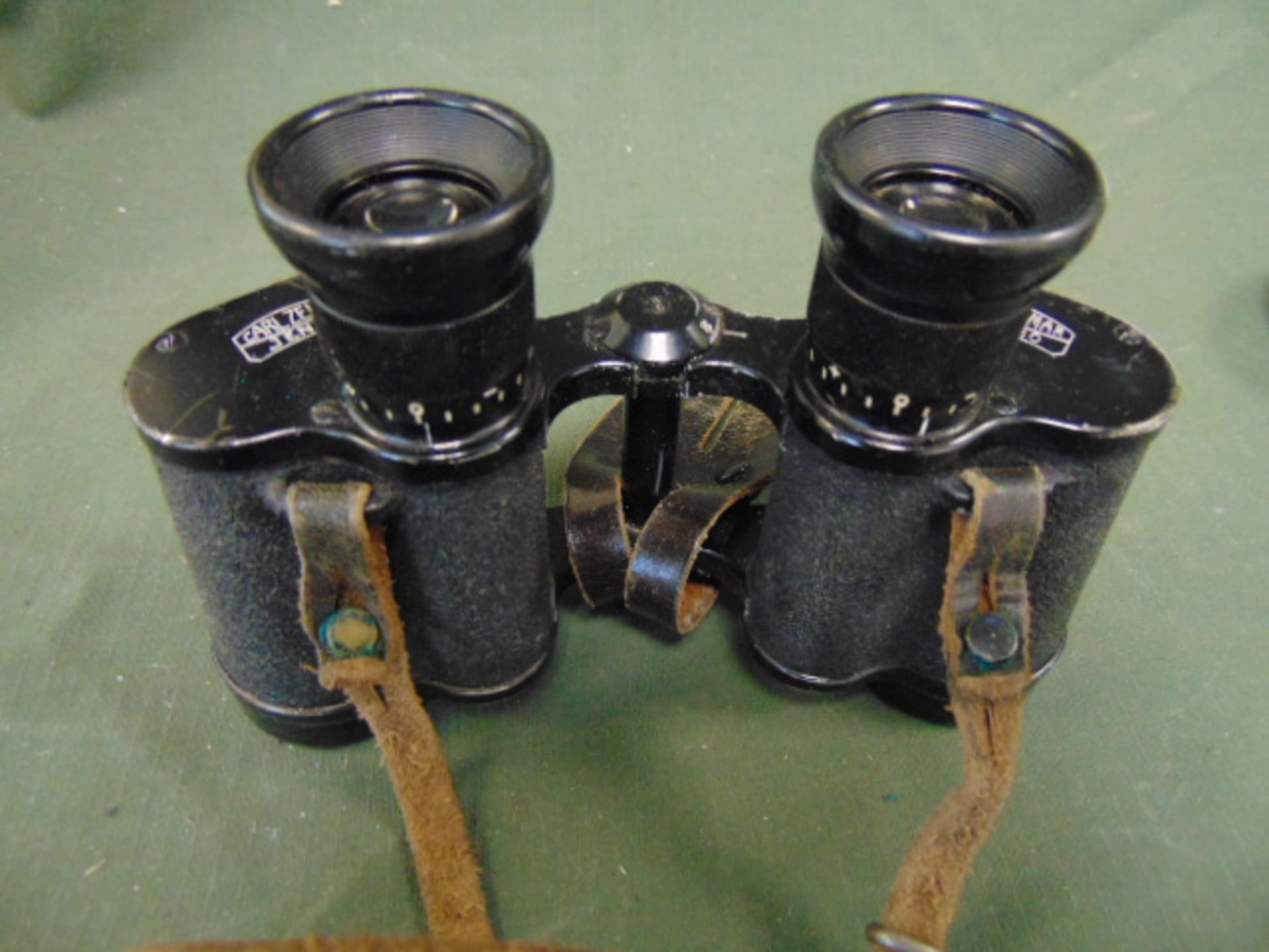 VERY RARE CARL ZEISS WW2 DATED 1942 GERMAN 6X30 BINOS IN ORIGINAL GERMAN BAKALITE WITH MARKINGS - Image 6 of 11