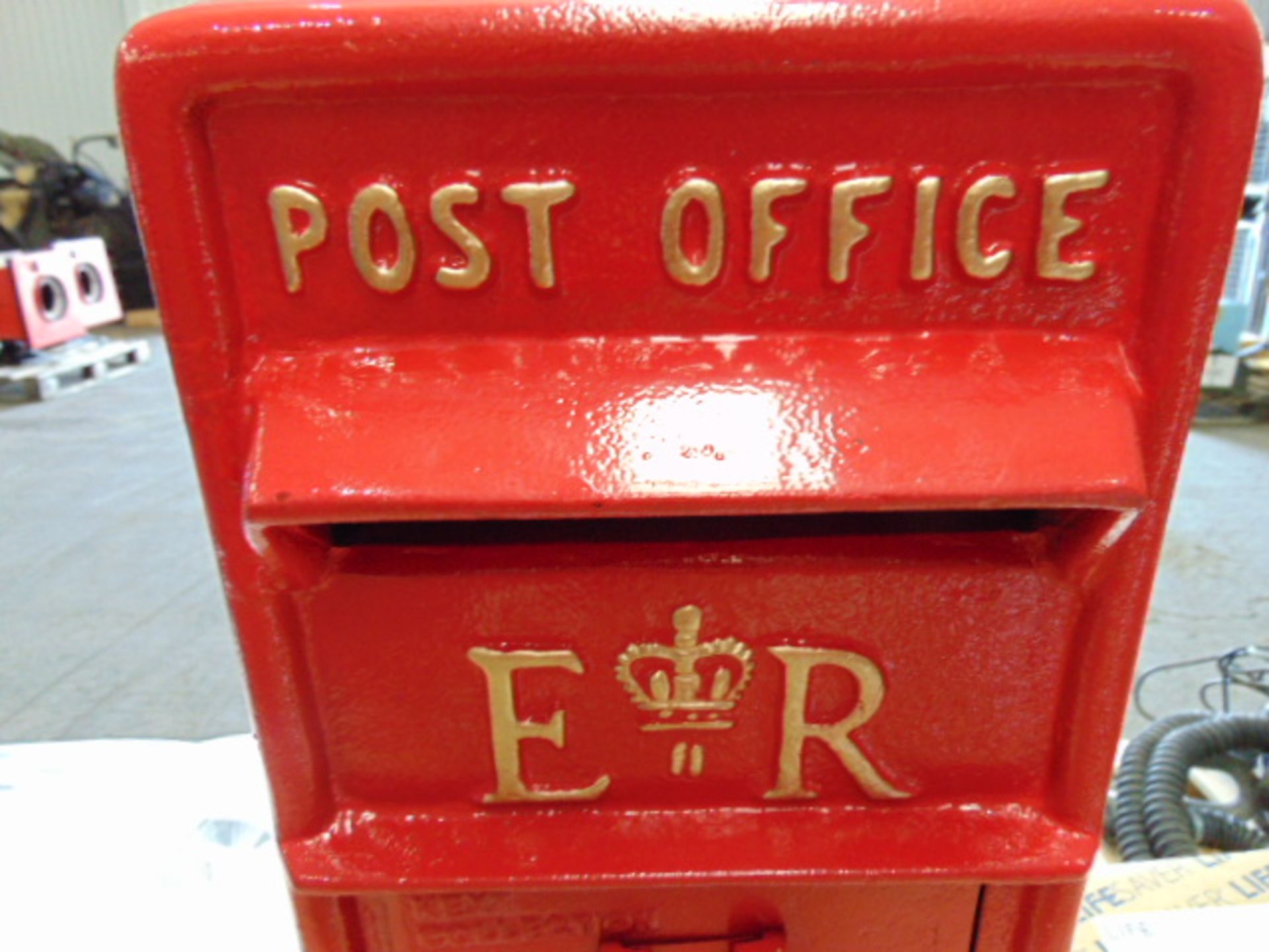 ER RED POST BOX C/W KEYS, COLLECTION TIMES, ETC - Image 7 of 10
