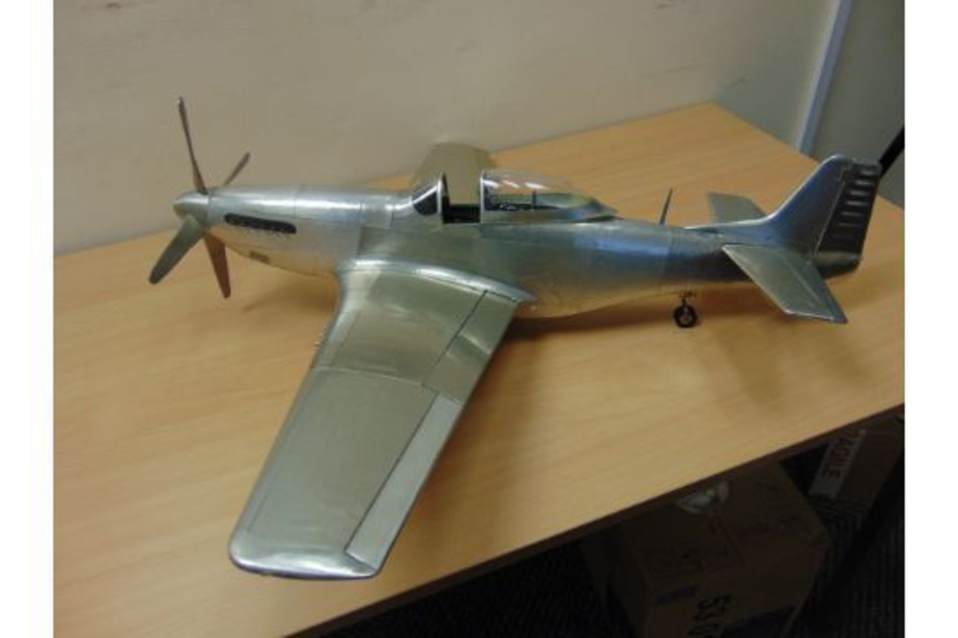 SUPERB DETAILED SCALE MODEL OF WW2 P51 MUSTANG IN POLISHED ALUMINIUM WITH RETACTABLE UNDERCARIAGE - Image 5 of 6