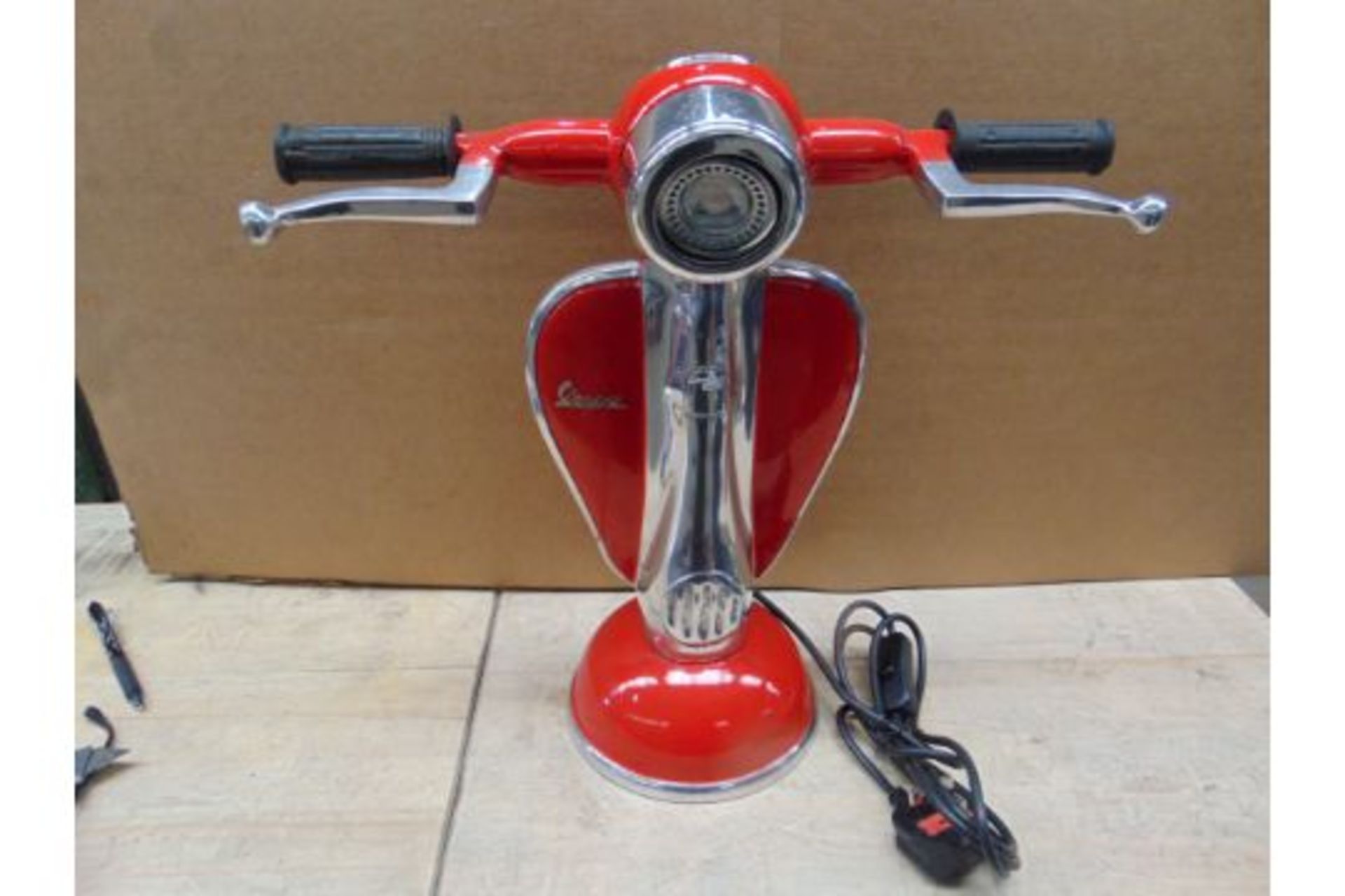 VESPA SCOOTER TABLE LAMP 40CMS X 40CMS - Image 6 of 6