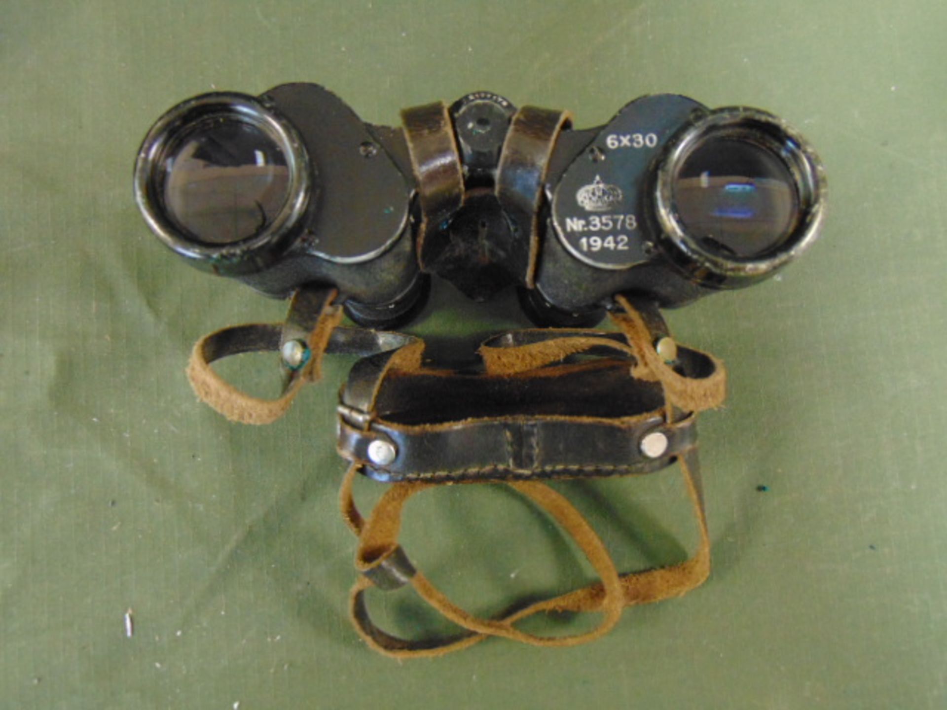 VERY RARE CARL ZEISS WW2 DATED 1942 GERMAN 6X30 BINOS IN ORIGINAL GERMAN BAKALITE WITH MARKINGS - Image 7 of 11