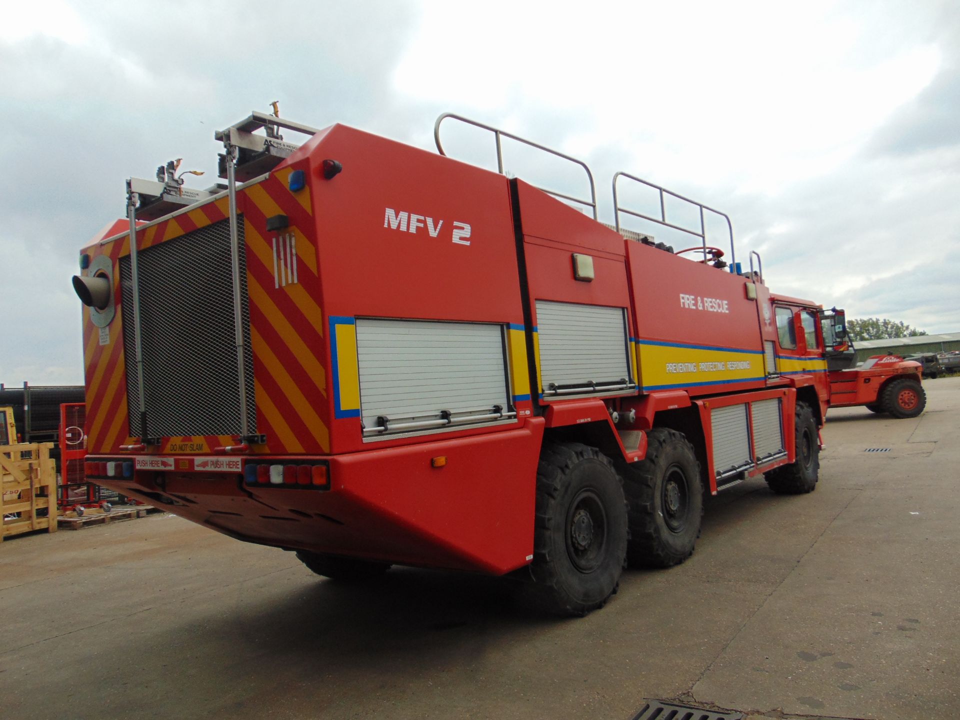 Carmichael International MFV 2, Airfield 6x6 Crash Tender 2014 Fitted with 700hp Cat c18 engine. - Image 4 of 30