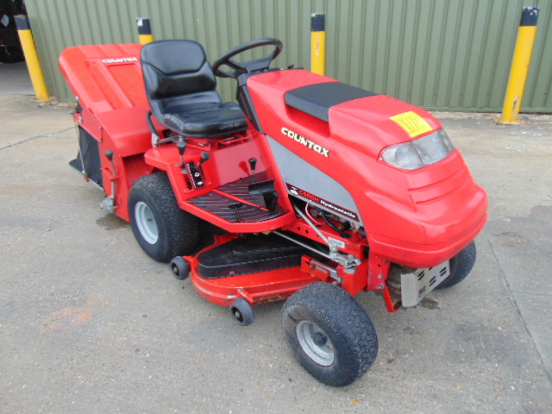 Countax C550H Ride On Mower with grass collector - Image 2 of 15