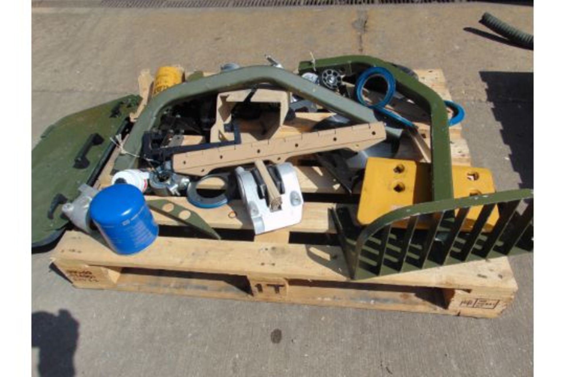 PALLET OF VARIOUS VEHICLE SPARES inc LEYLAND DAF - Image 2 of 7