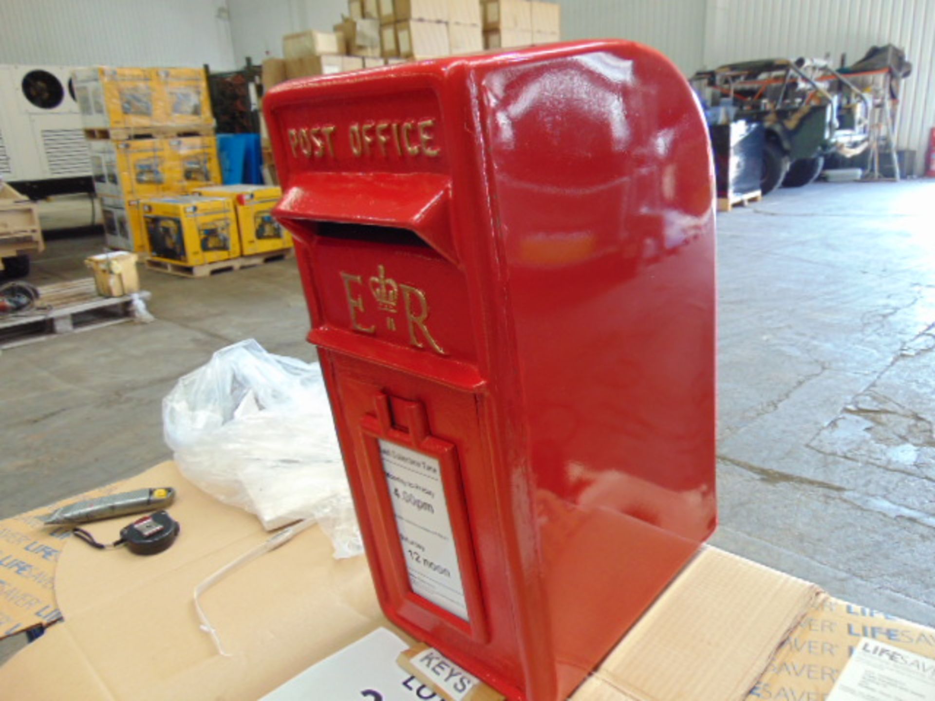 ER RED POST BOX C/W KEYS, COLLECTION TIMES, ETC - Image 9 of 10