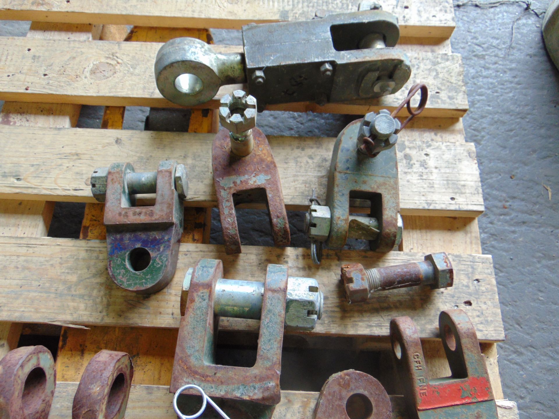 Various Recovery Adapters as used on Foden Recovery 6x6 - Image 2 of 3