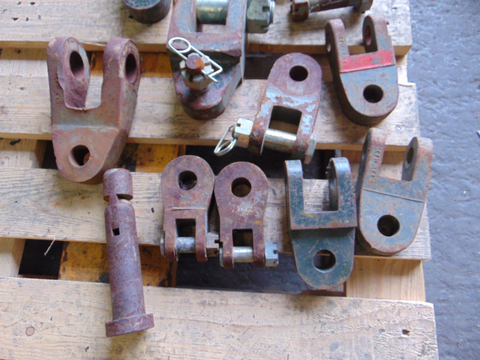 Various Recovery Adapters as used on Foden Recovery 6x6 - Image 3 of 3