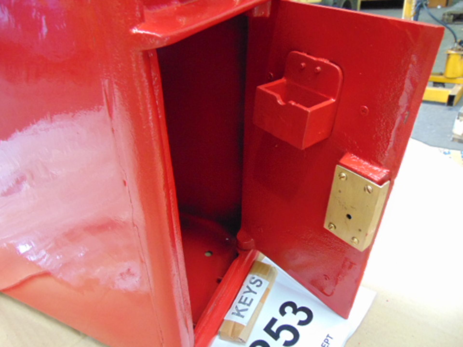 ER RED POST BOX C/W KEYS, COLLECTION TIMES, ETC - Image 5 of 10