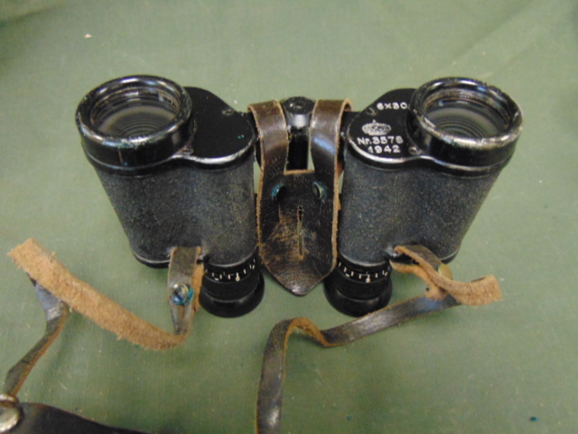 VERY RARE CARL ZEISS WW2 DATED 1942 GERMAN 6X30 BINOS IN ORIGINAL GERMAN BAKALITE WITH MARKINGS - Image 8 of 11