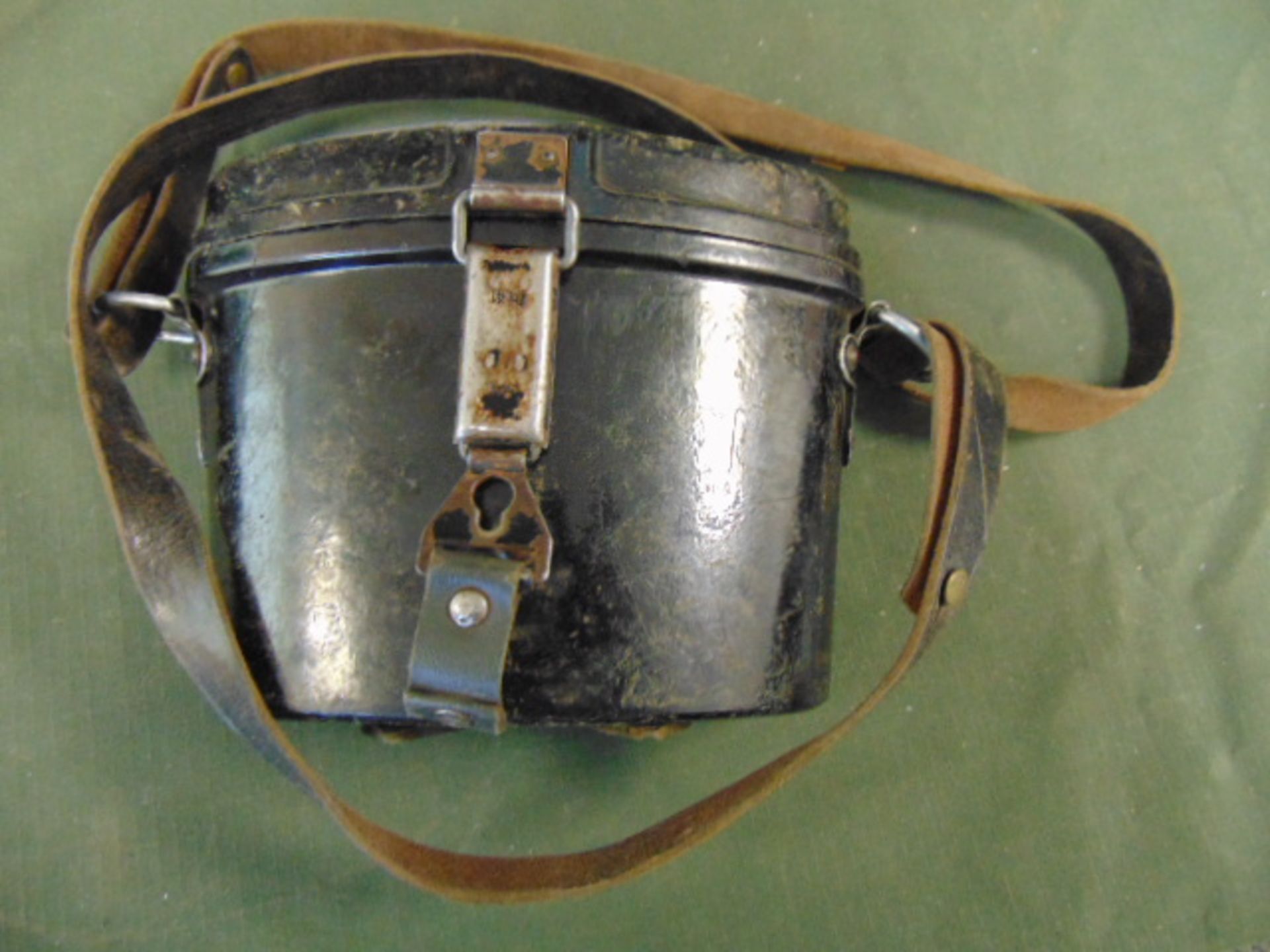 VERY RARE CARL ZEISS WW2 DATED 1942 GERMAN 6X30 BINOS IN ORIGINAL GERMAN BAKALITE WITH MARKINGS - Image 3 of 11