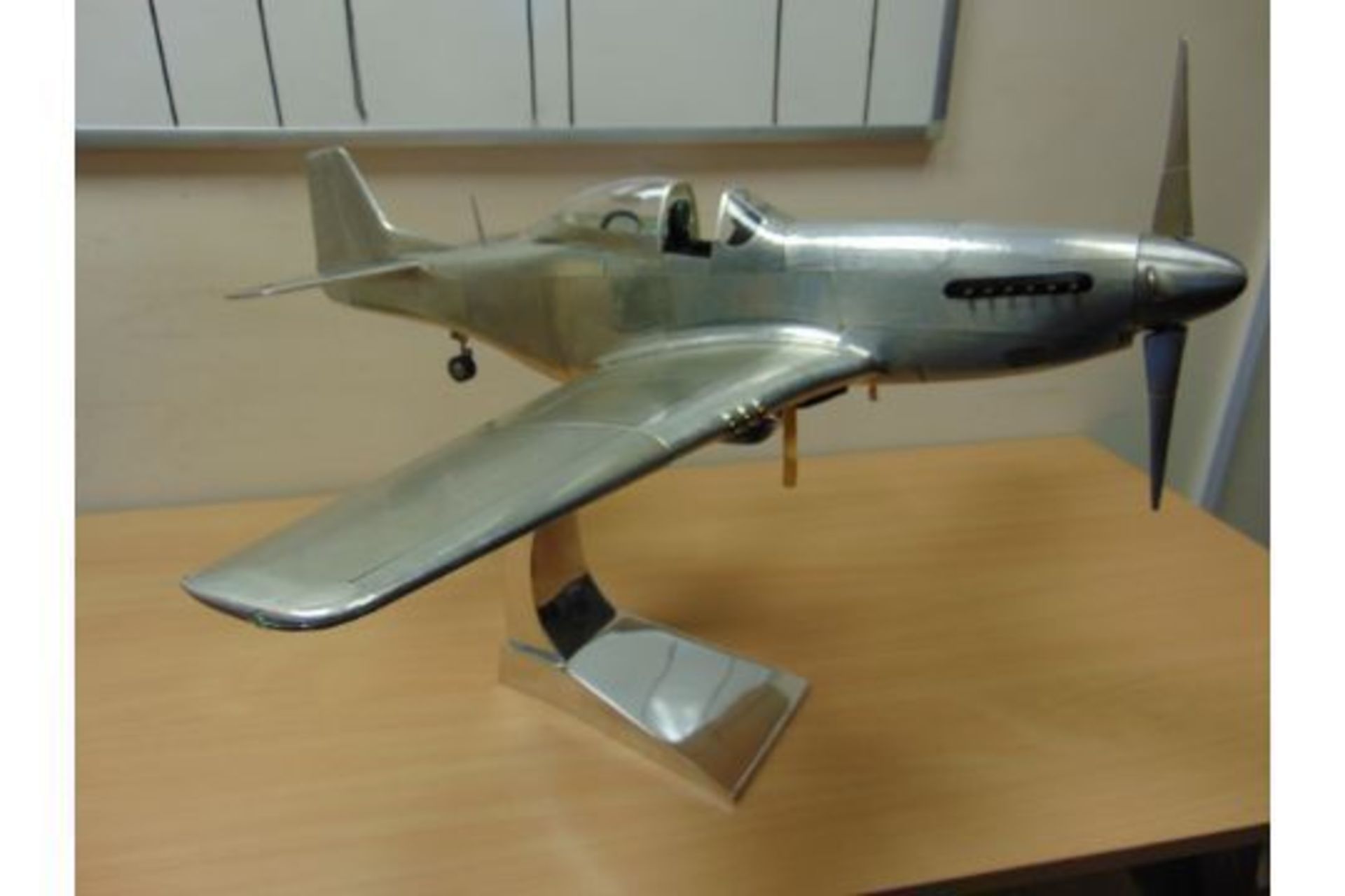SUPERB DETAILED SCALE MODEL OF WW2 P51 MUSTANG IN POLISHED ALUMINIUM WITH RETACTABLE UNDERCARIAGE