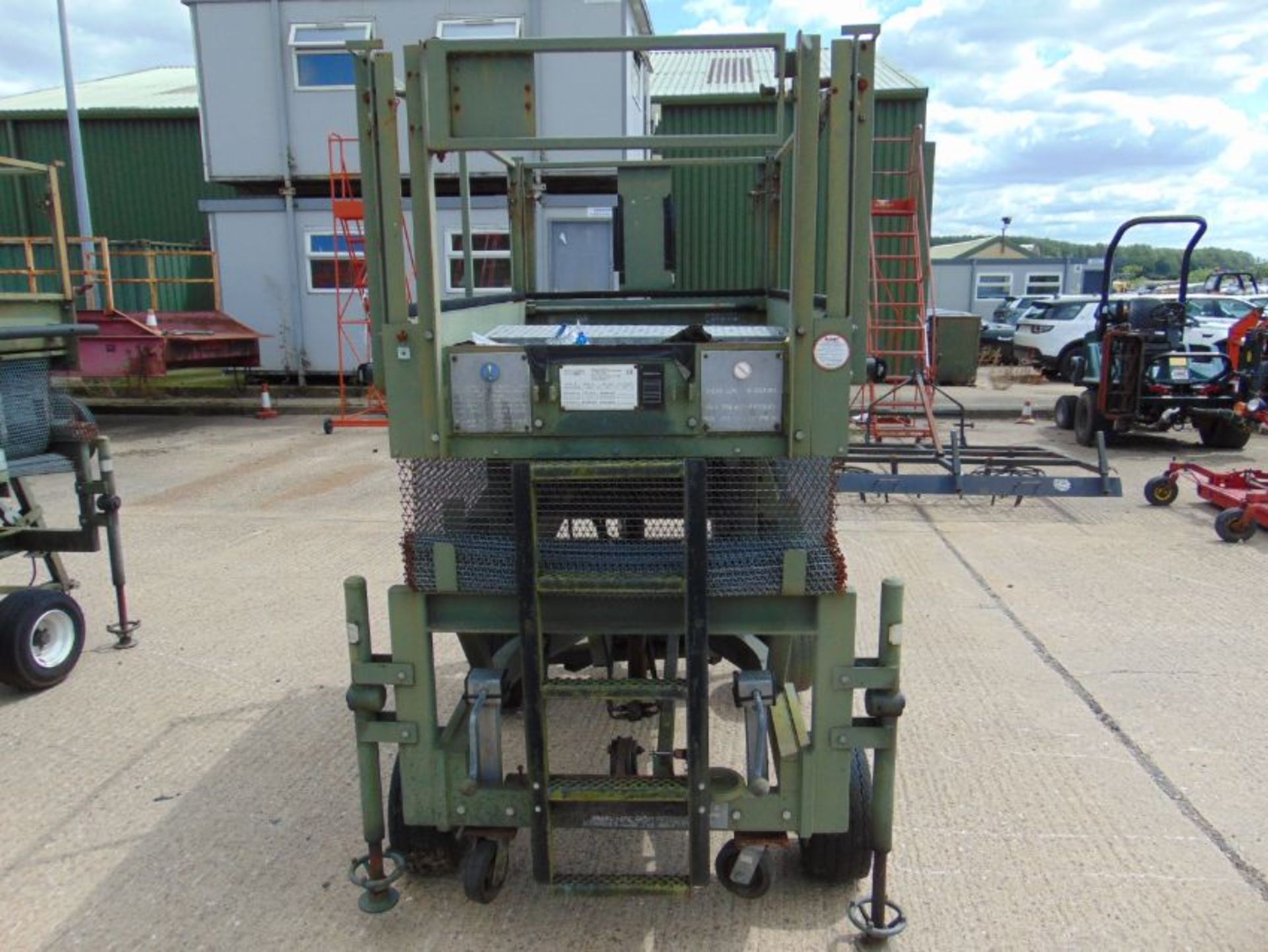 Ex RAF UK Lift hydraulic access platform - Image 3 of 7