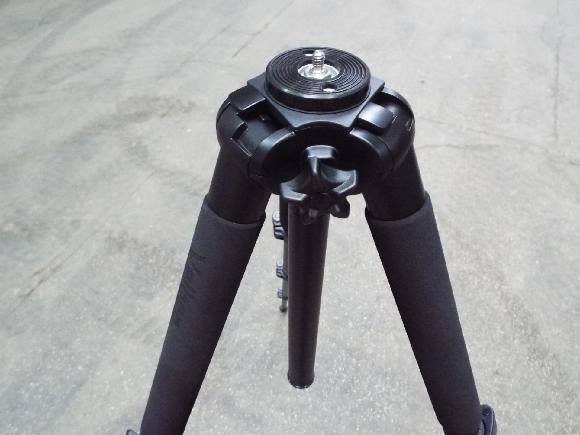 Unissued Velbon GEO E643D Carbon Fibre Tripod - Image 2 of 9