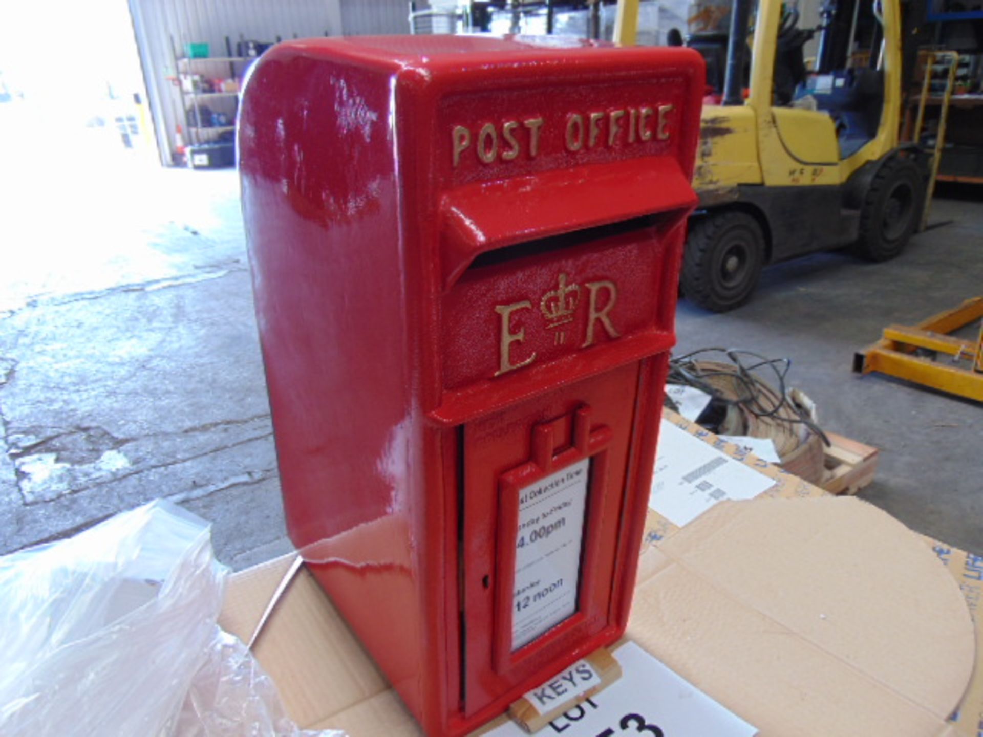 ER RED POST BOX C/W KEYS, COLLECTION TIMES, ETC - Image 10 of 10