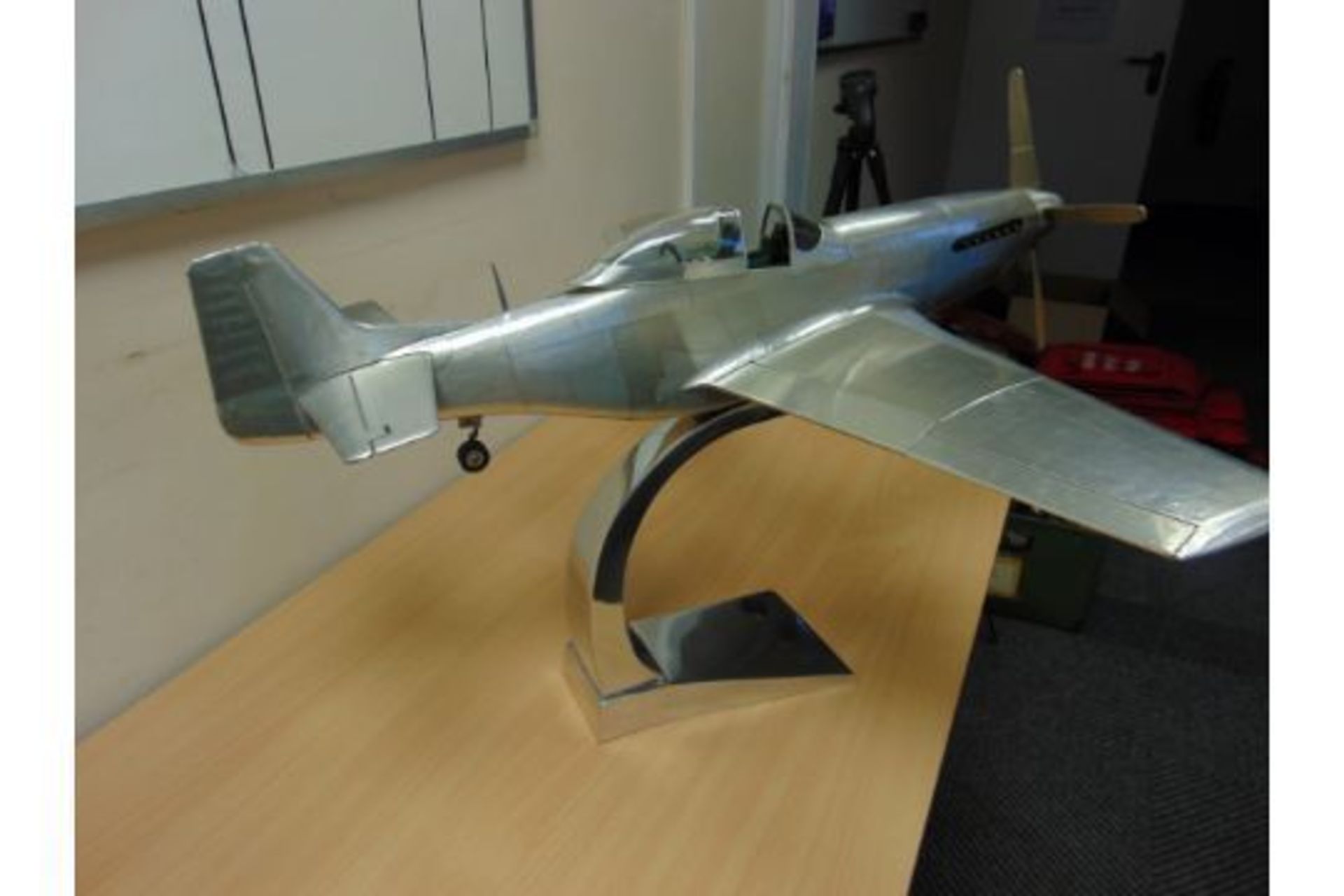 SUPERB DETAILED SCALE MODEL OF WW2 P51 MUSTANG IN POLISHED ALUMINIUM WITH RETACTABLE UNDERCARIAGE - Image 2 of 6