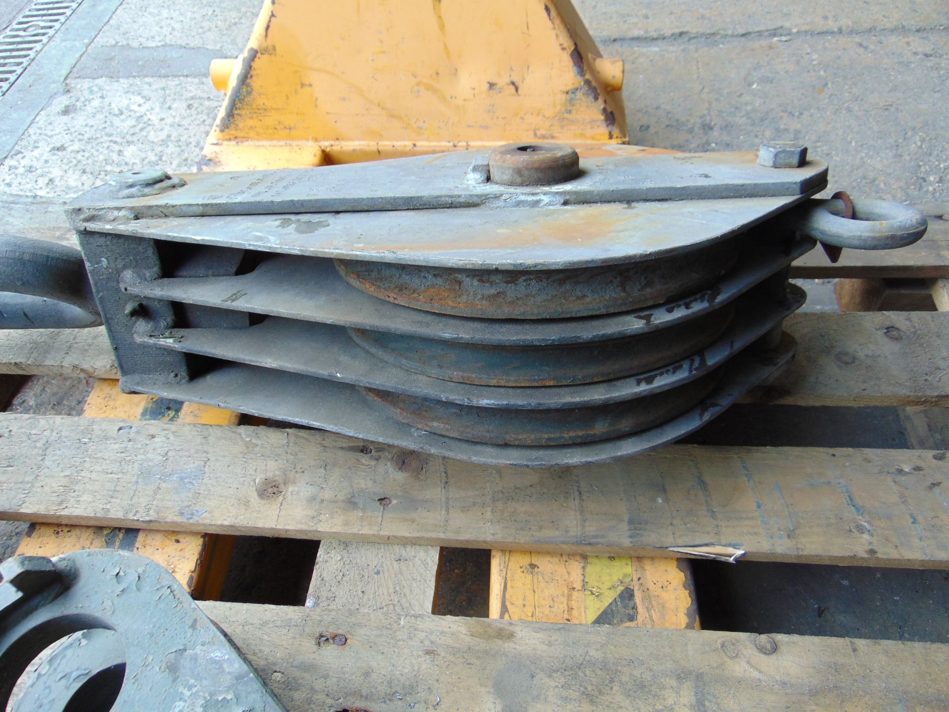 Triple Pulley Block 2" Circ. Wire Rope SWL 15 Ton