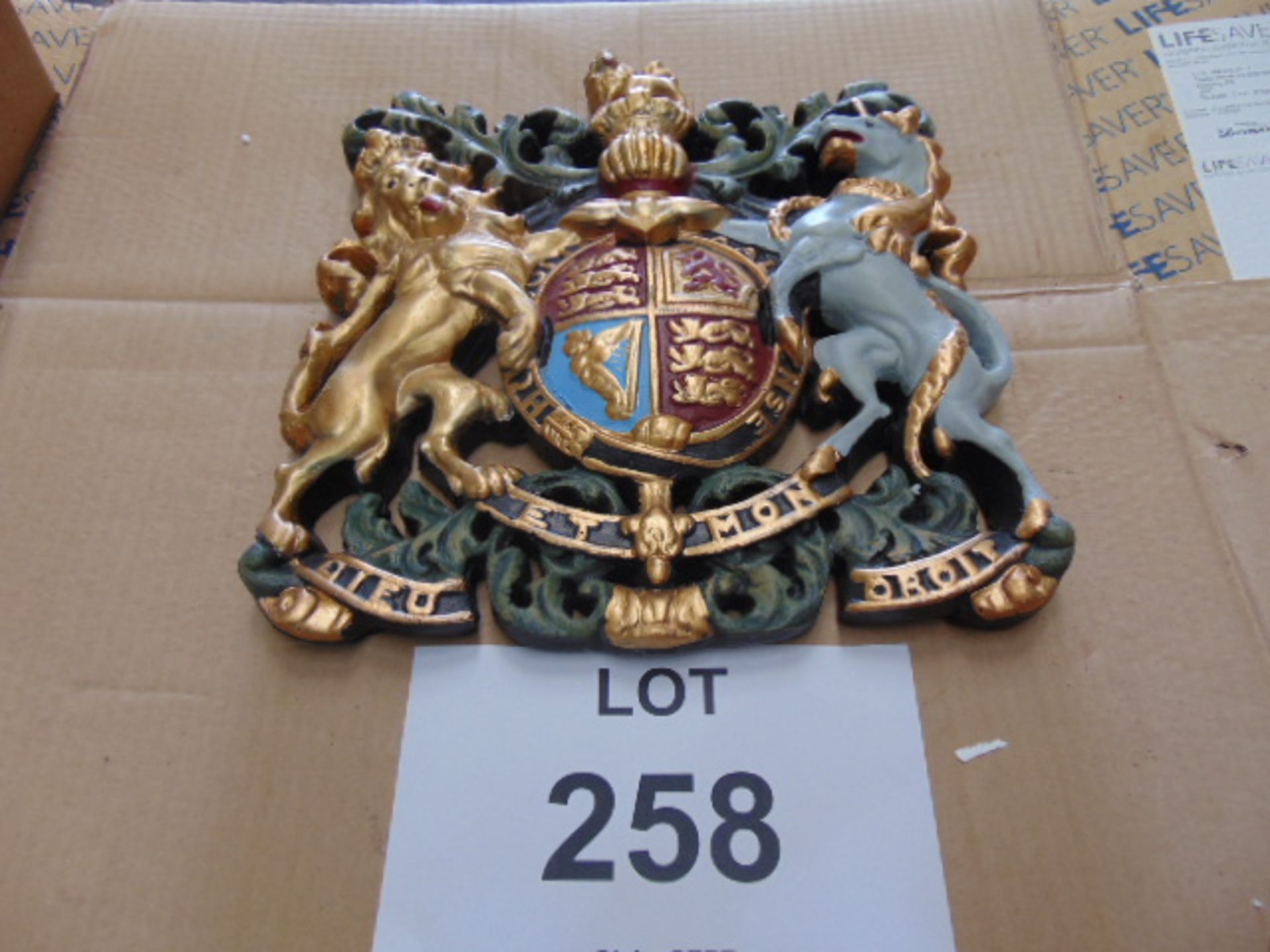 HAND PAINTED ROYAL CREST WALL MOUNTING 36cms x 34cms - Image 2 of 6