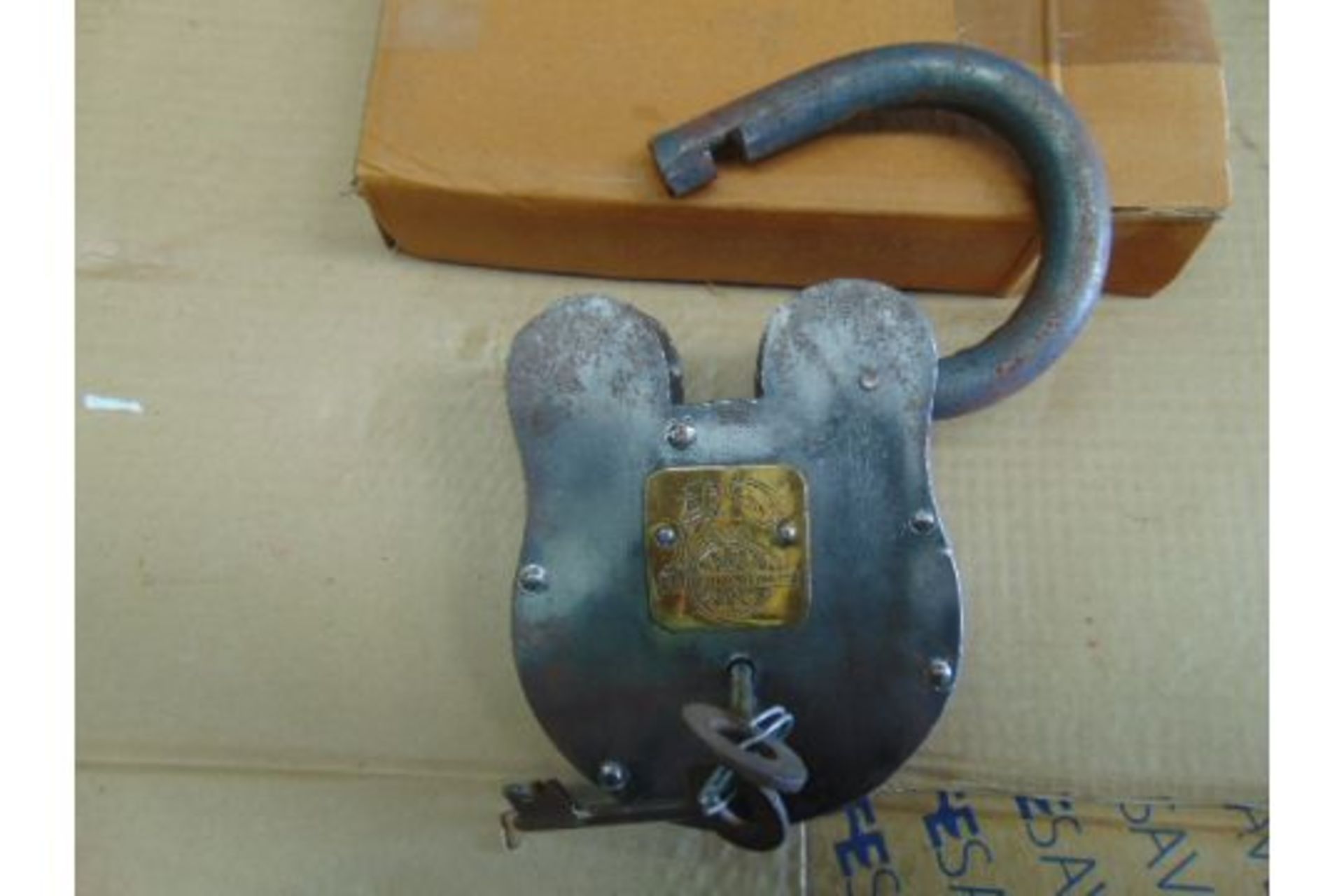 :BIG BRITISH RAILWAYS PADLOCK C/W 2X KEYS - Image 5 of 5