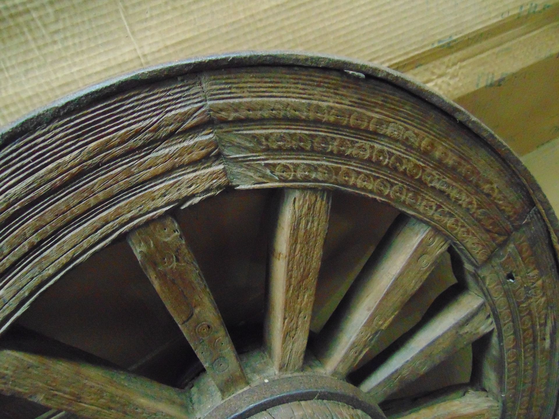 VERY RARE ANTIQUE WOODEN WAGON WHEEL WITH STEEL RIM, WOODEN SPOKES - 85 CMS - Image 4 of 6