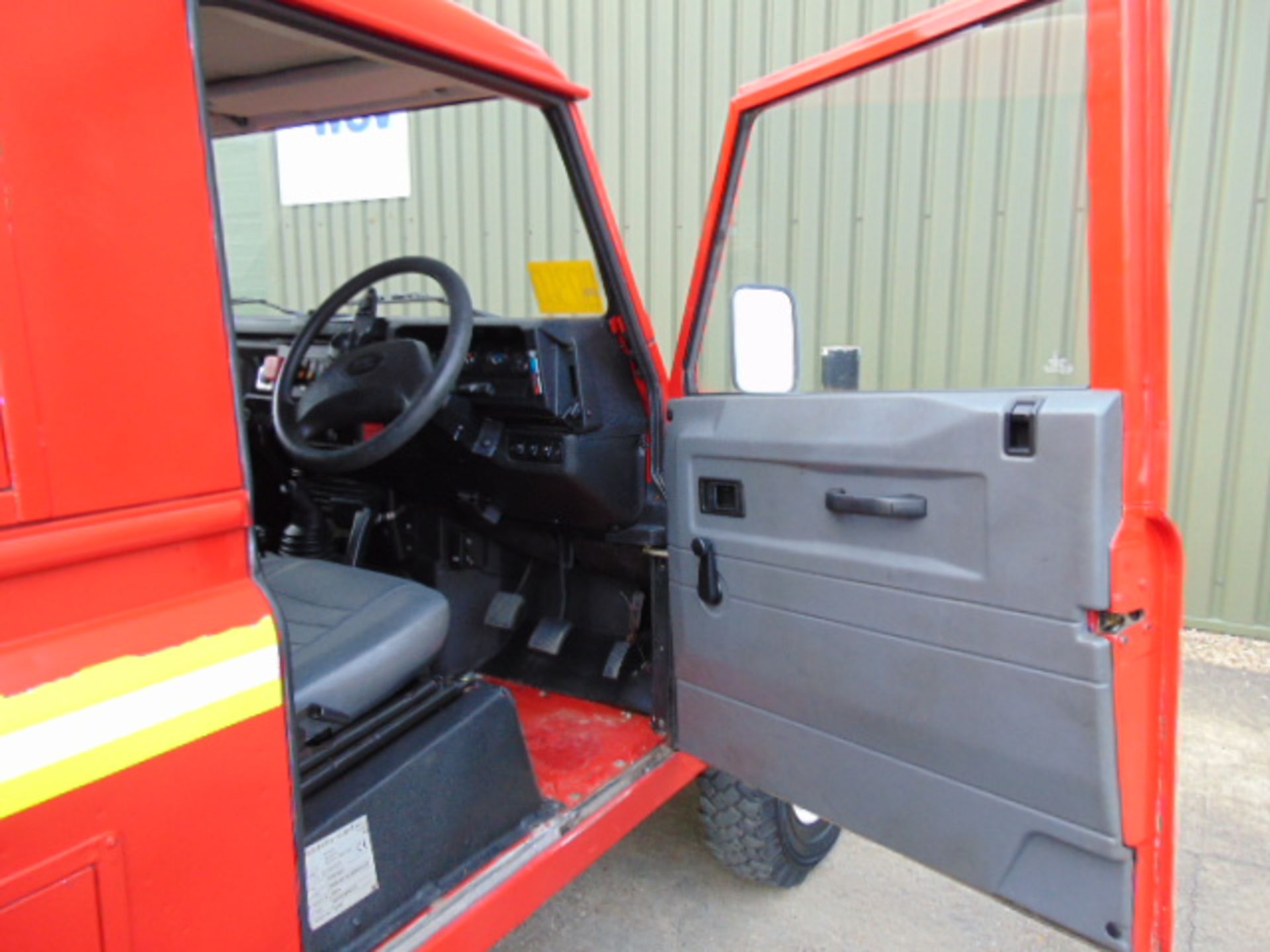 1 Owner Land Rover Defender 110 TD5 Saxon Firefighting Vehicle ONLY 34,600 MILES! - Image 24 of 45