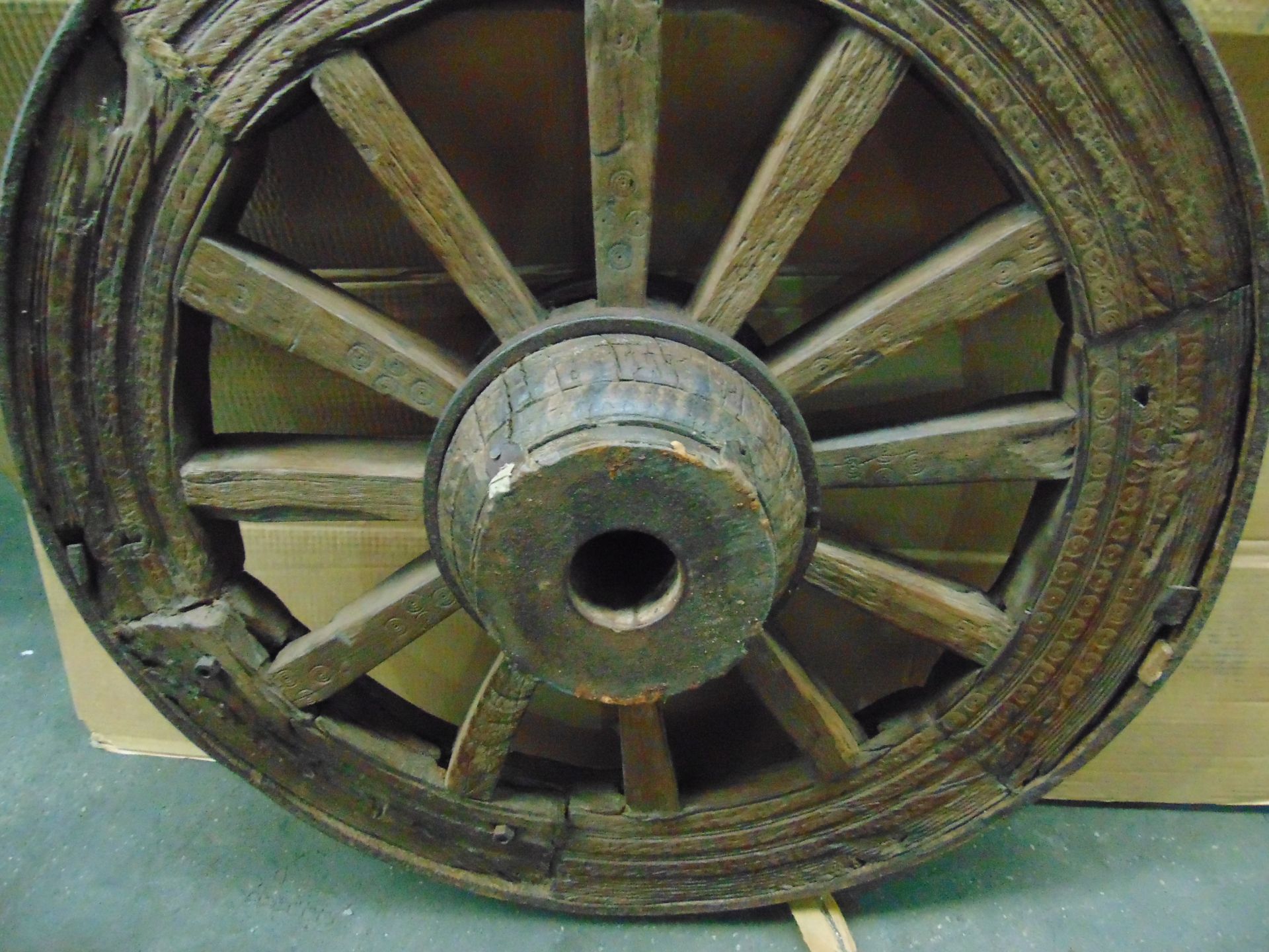 VERY RARE ANTIQUE WOODEN WAGON WHEEL WITH STEEL RIM, WOODEN SPOKES - 85 CMS - Image 6 of 6