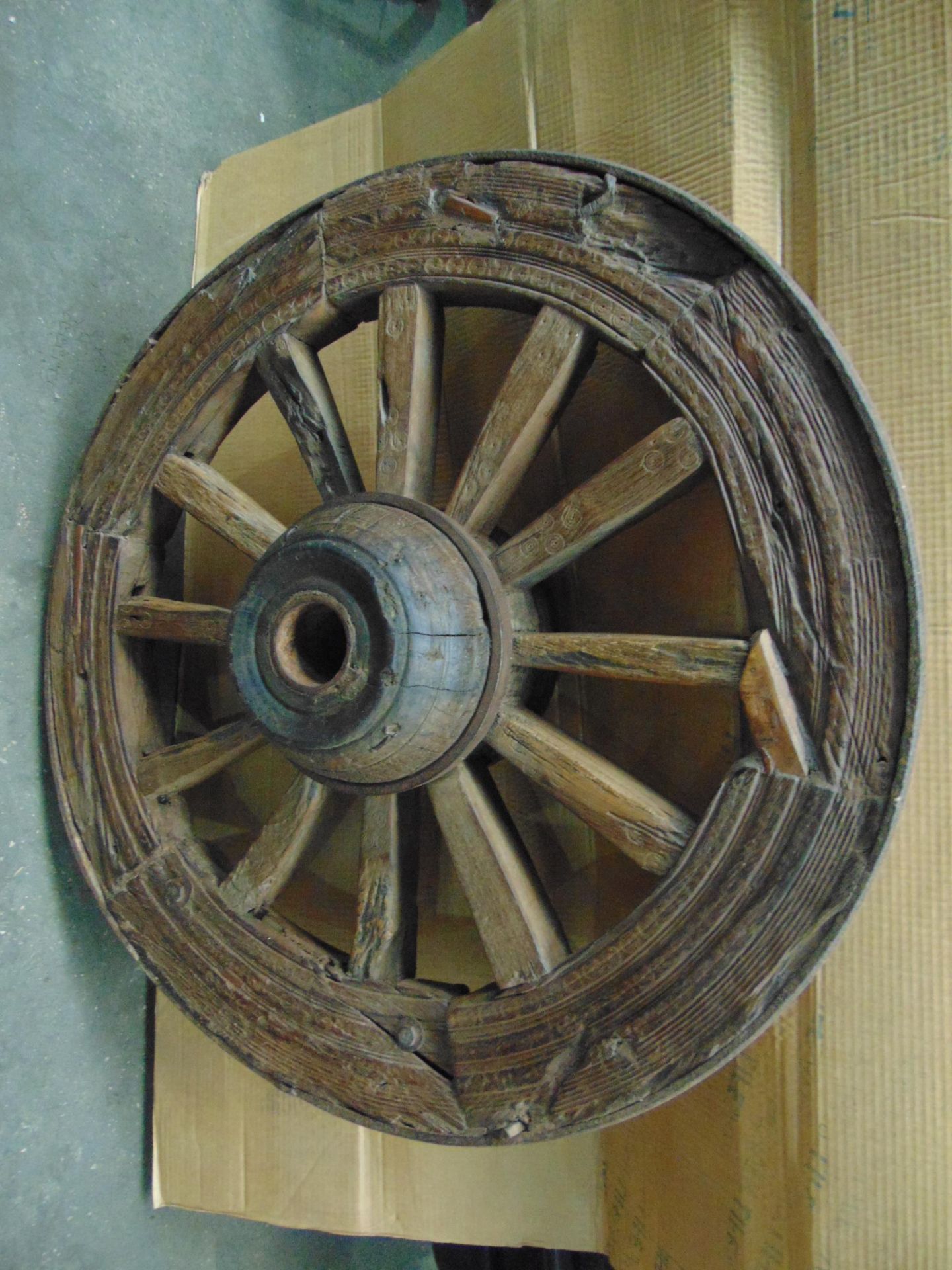 VERY RARE ANTIQUE WOODEN WAGON WHEEL WITH STEEL RIM, WOODEN SPOKES - 85 CMS - Bild 5 aus 6