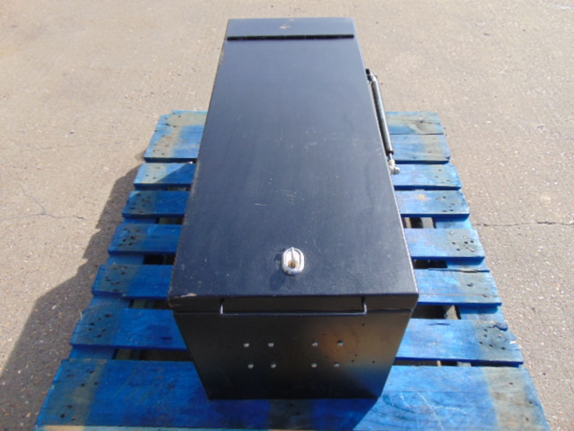 Secure Lockable Vehicle Storage Box 90 x 40 x 35 cms as shown - Image 2 of 7