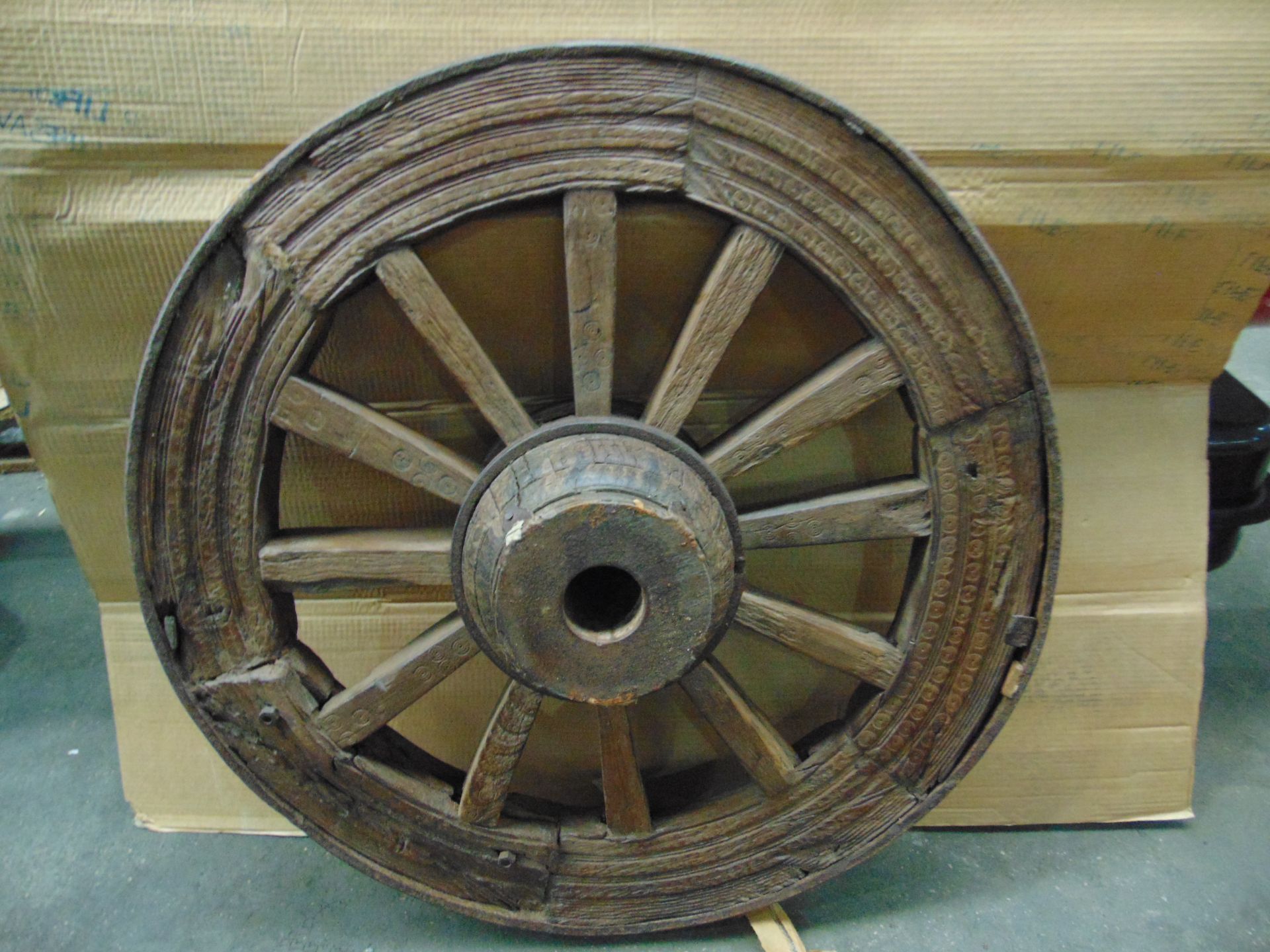 VERY RARE ANTIQUE WOODEN WAGON WHEEL WITH STEEL RIM, WOODEN SPOKES - 85 CMS - Bild 3 aus 6