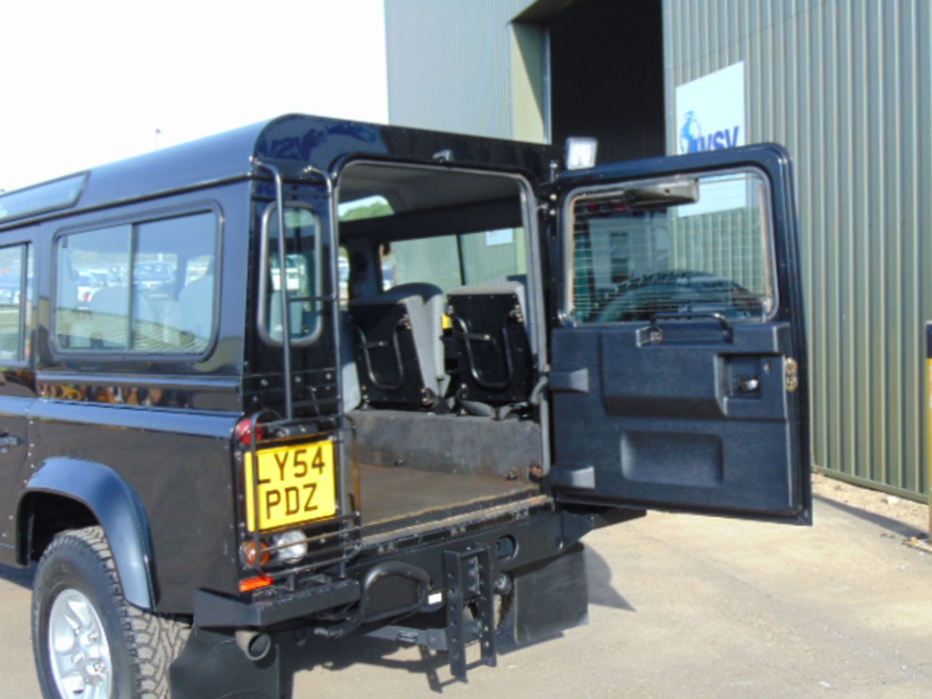 2005 Land Rover Defender 110 County TD5 9 Seat Station Wagon c/w Service History ONLY 100,212 Miles! - Image 27 of 43