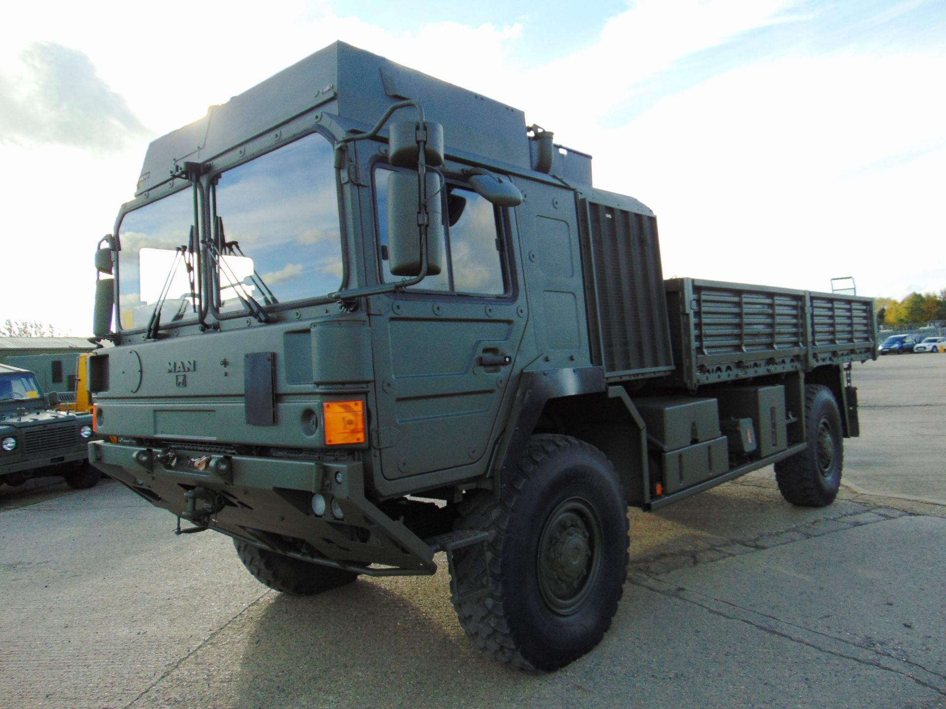 MAN 4X4 HX60 18.330 FLAT BED CARGO TRUCK ONLY 21,711 KM! - Image 3 of 31