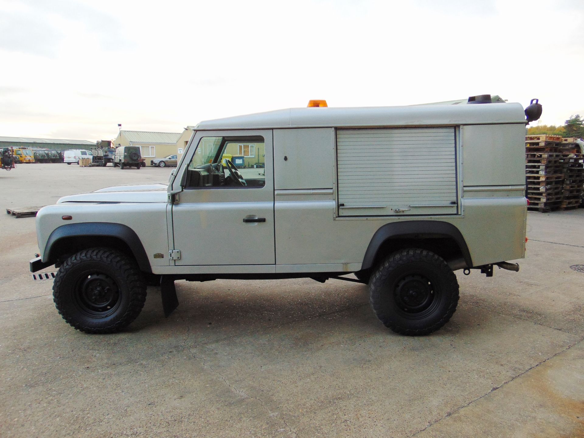 1 Owner 2013 Land Rover Defender 110 Puma hardtop 4x4 Utility vehicle ONLY 101,176 MILES! - Image 4 of 40