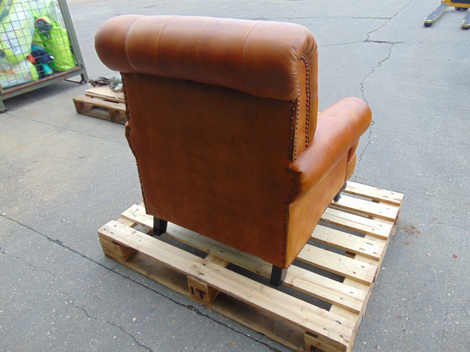 VERY NICE BUTTON BACK LEATHER ARM CHAIR - Image 4 of 5