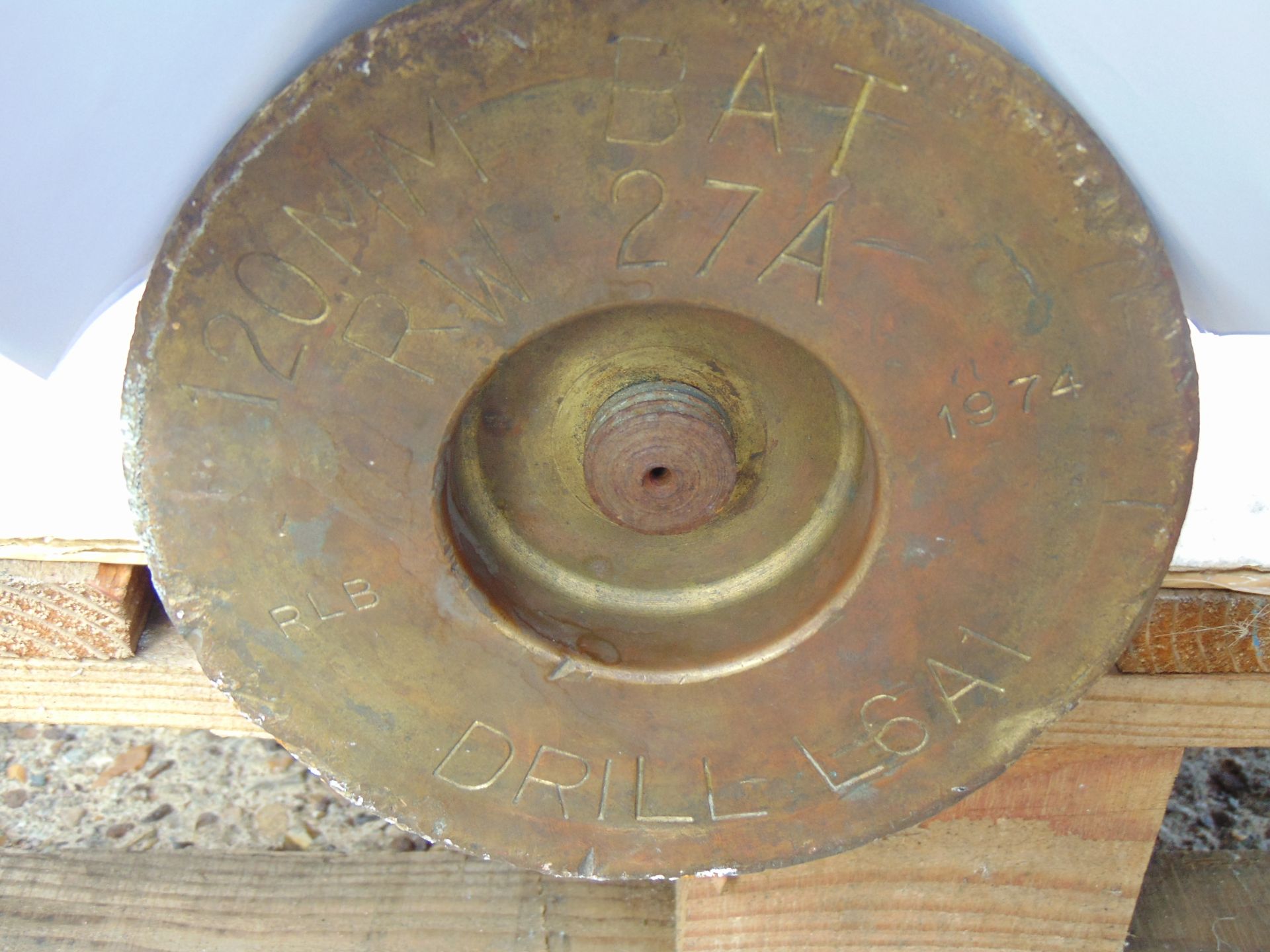VERY RARE 120 MM L6A1 BAT DRILL RD BRASS AND OAK- DATED 1974 - Image 5 of 8