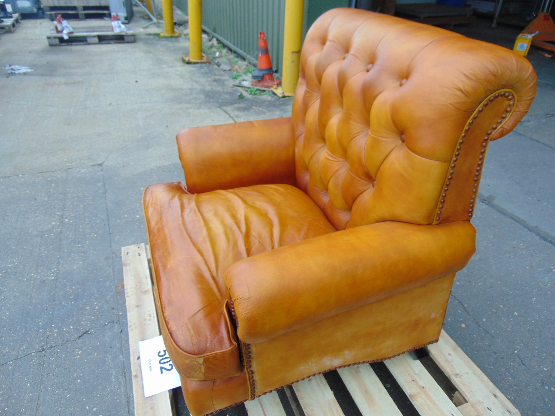 VERY NICE BUTTON BACK LEATHER ARM CHAIR - Image 3 of 5