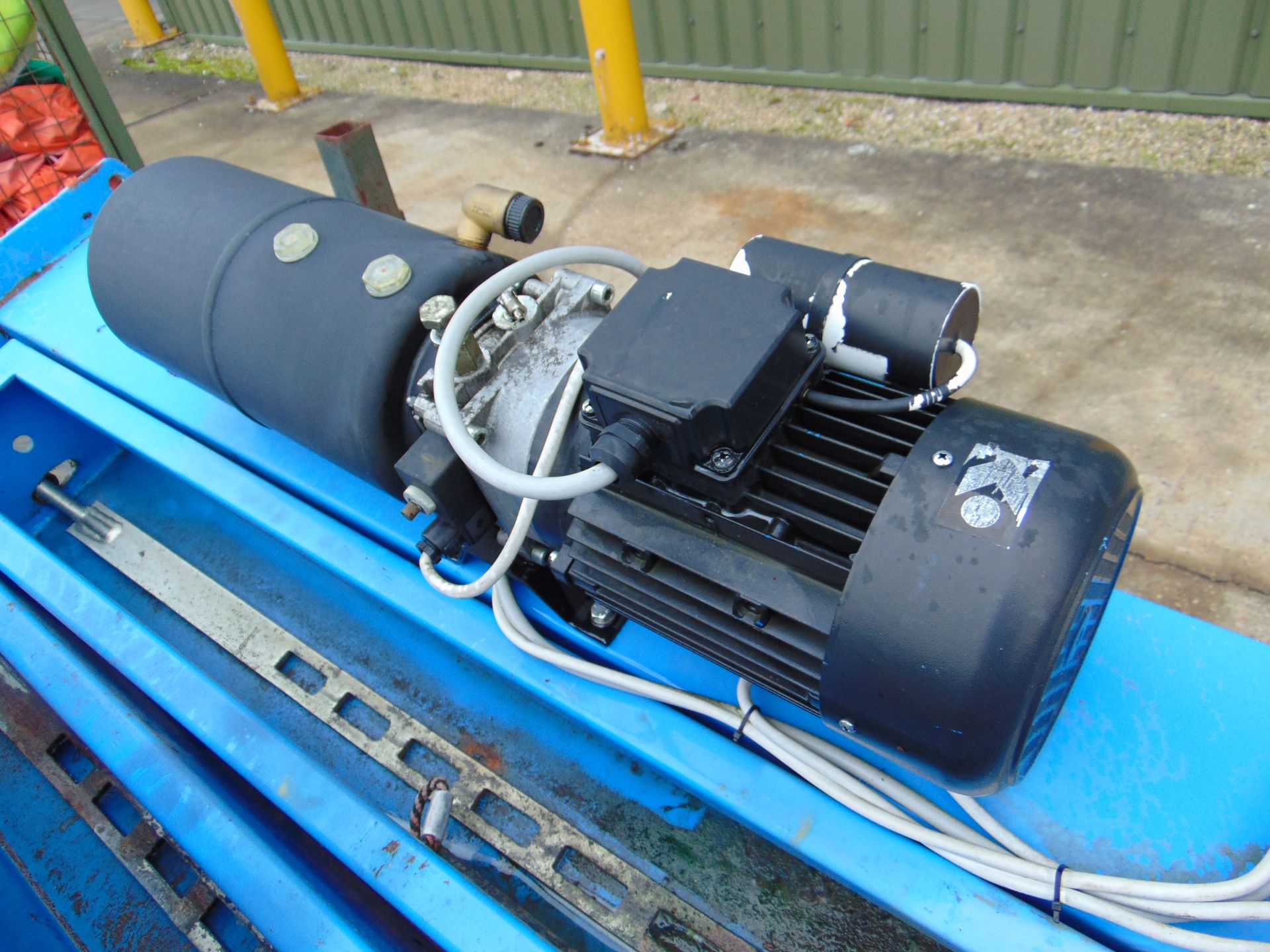 Hofman 435 4 post electro-hydraulic workshop lift 230 volt single phase motor from UK MoD c/w manual - Image 8 of 13