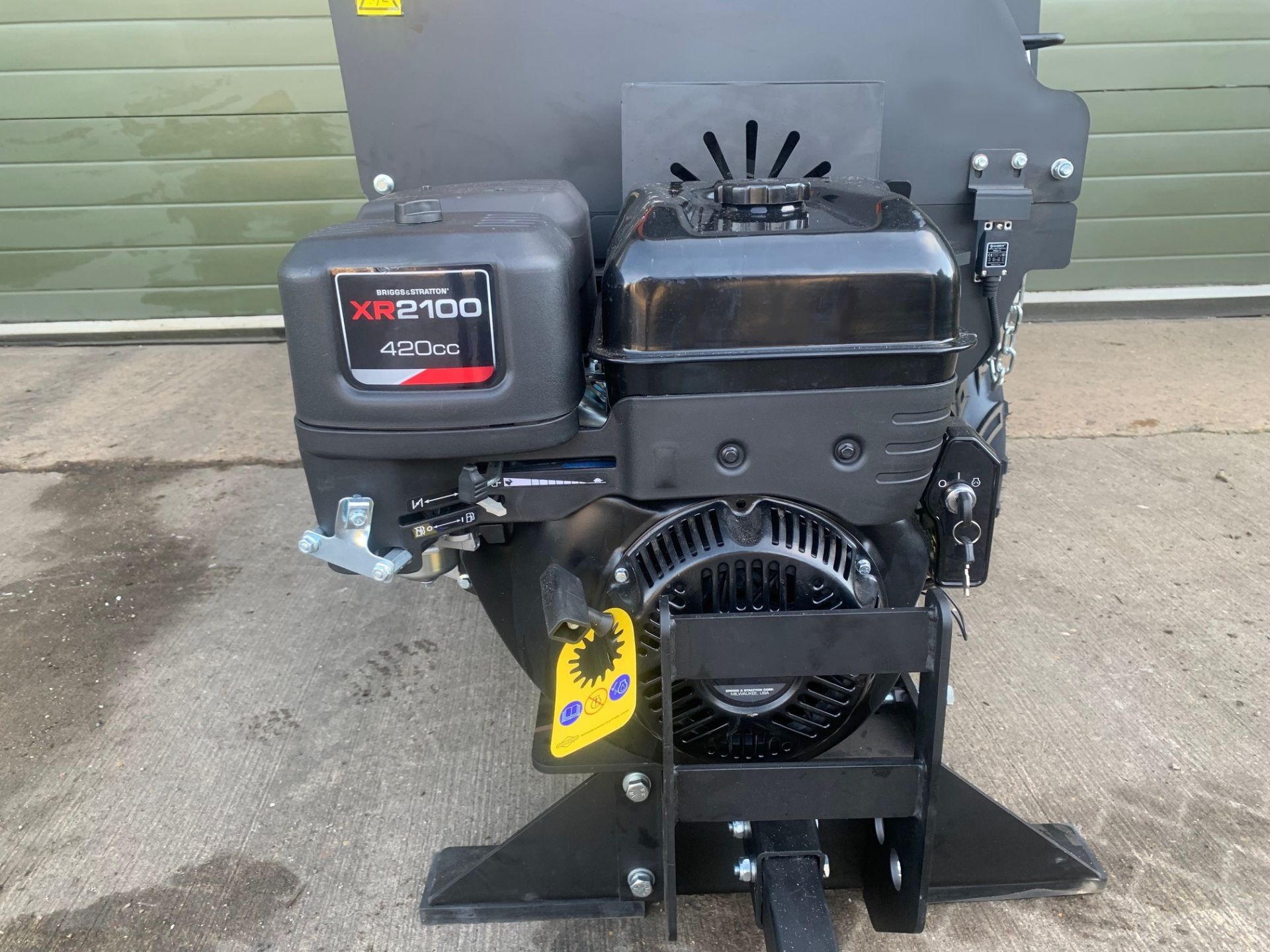 * BRAND NEW * Unused Armstrong DR-GS-15SF Electric start, Petrol Powered Hydraulic feed Wood Chipper - Image 11 of 41