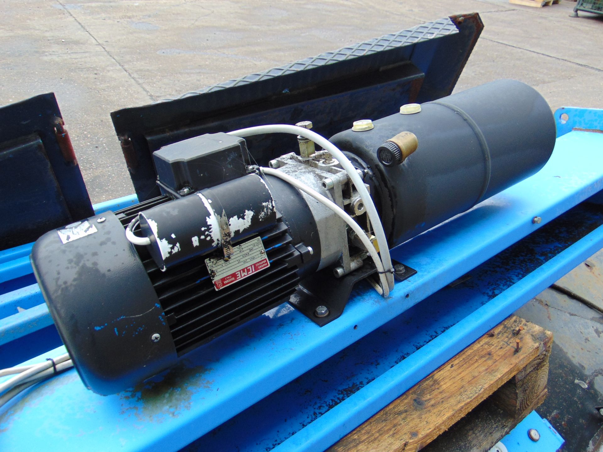 Hofman 435 4 post electro-hydraulic workshop lift 230 volt single phase motor from UK MoD c/w manual - Image 9 of 13