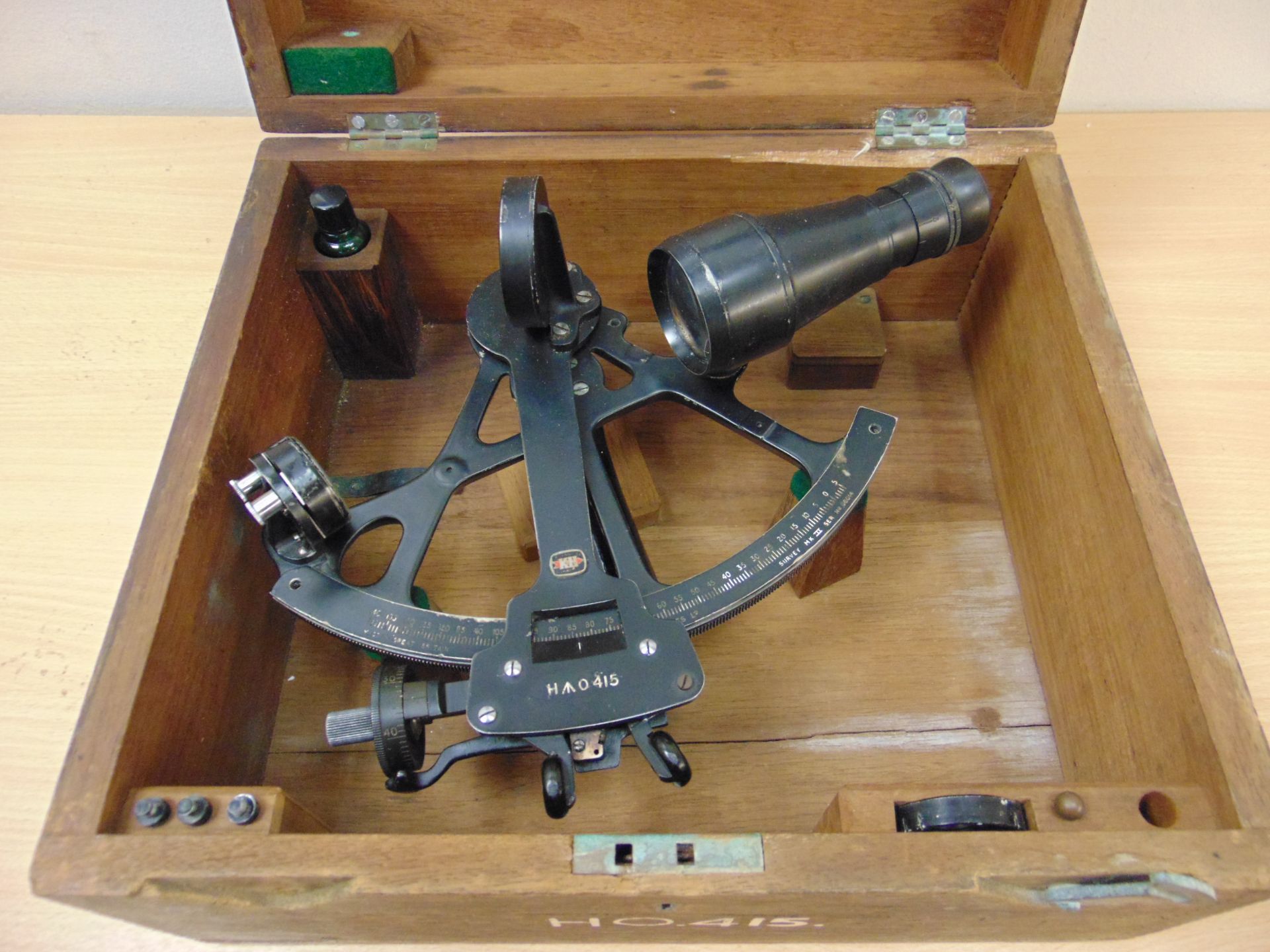 V. NICE KELVIN HUGHES SEXTANT BROAD ARROW MARKED AND IN ORIGINAL BOX - Image 2 of 8