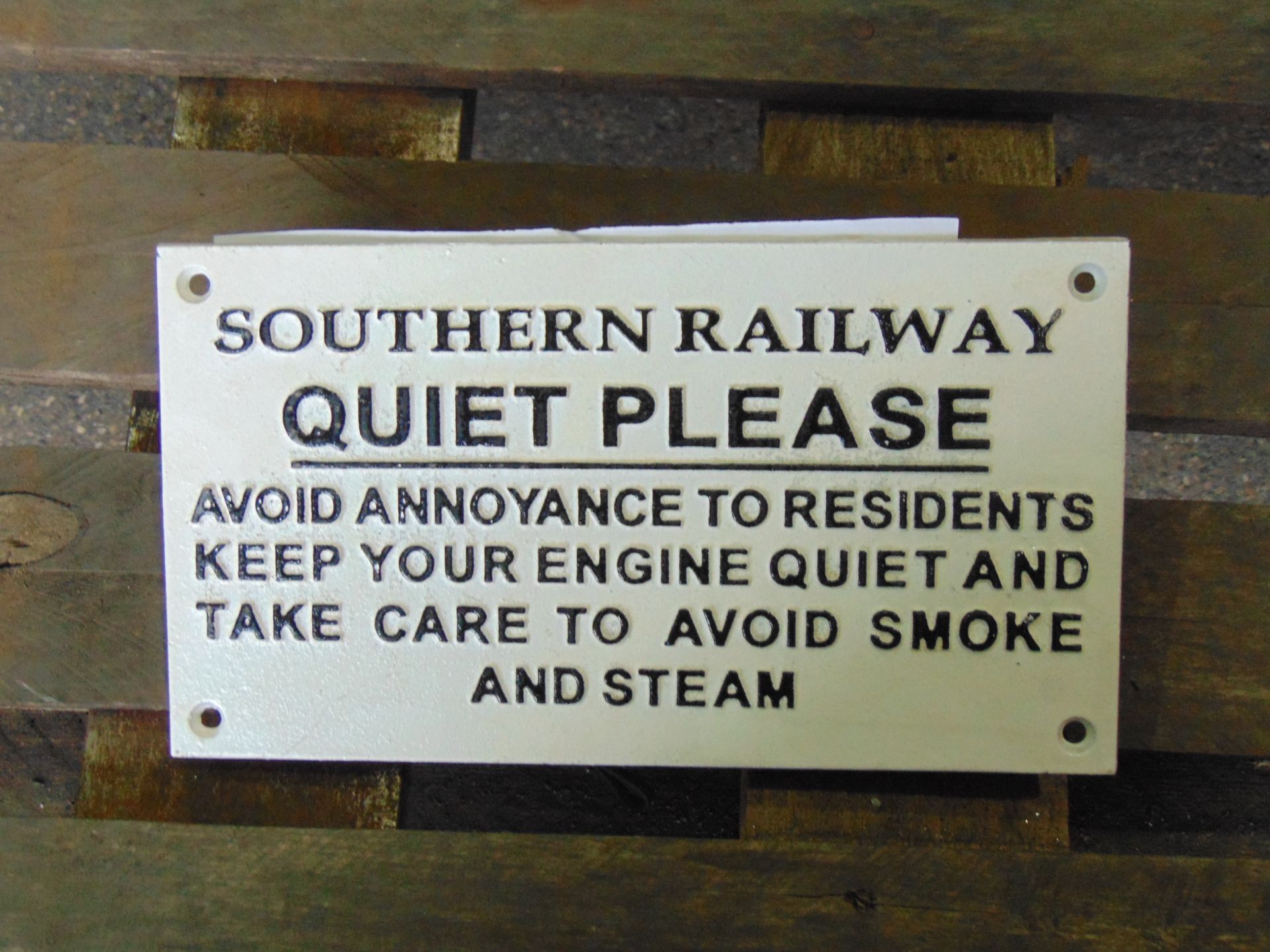 CAST IRON SOUTHERN RAILWAYS SIGN 27 x 15cms - Image 3 of 3