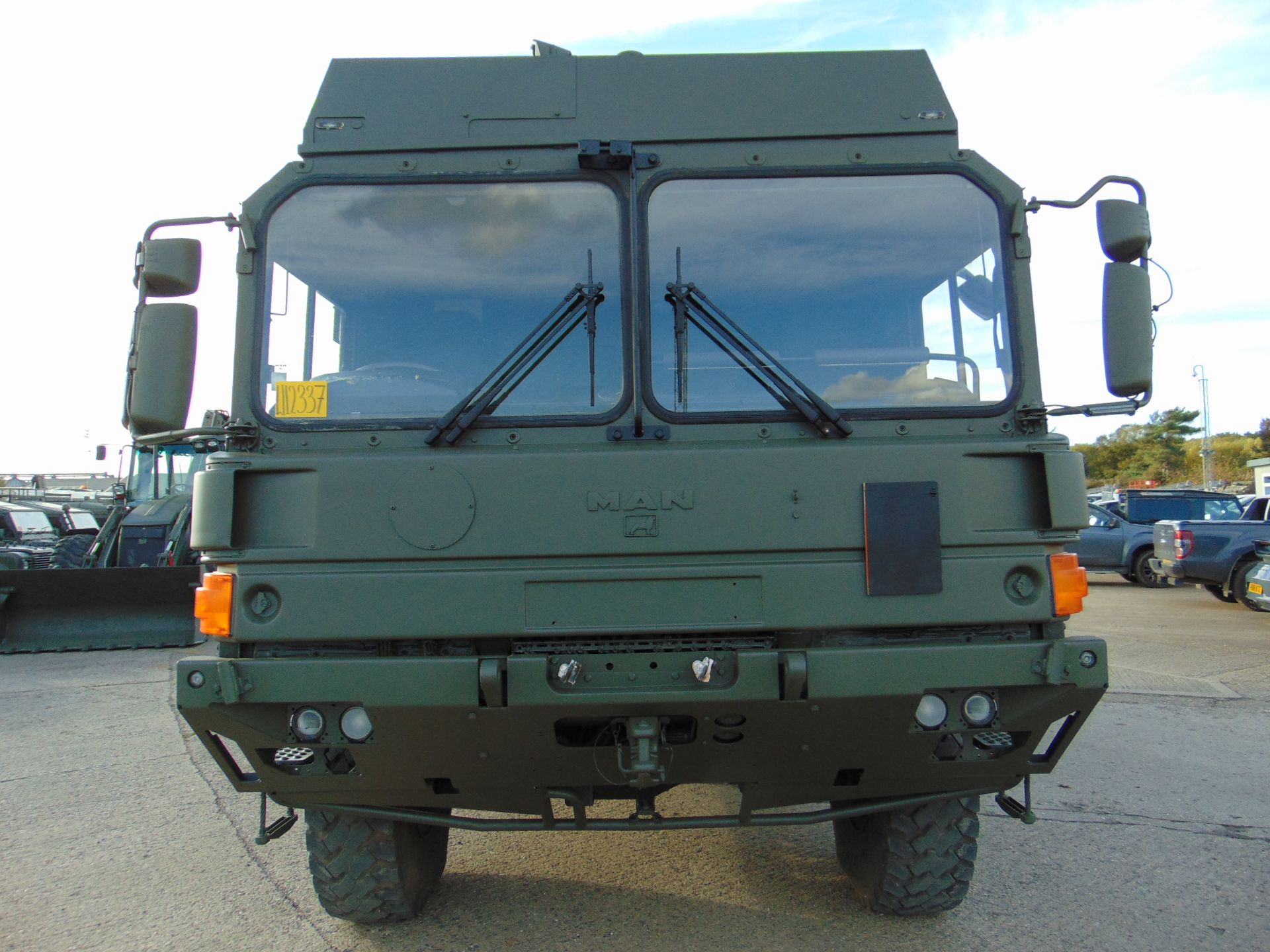 MAN 4X4 HX60 18.330 FLAT BED CARGO TRUCK ONLY 21,711 KM! - Image 2 of 31