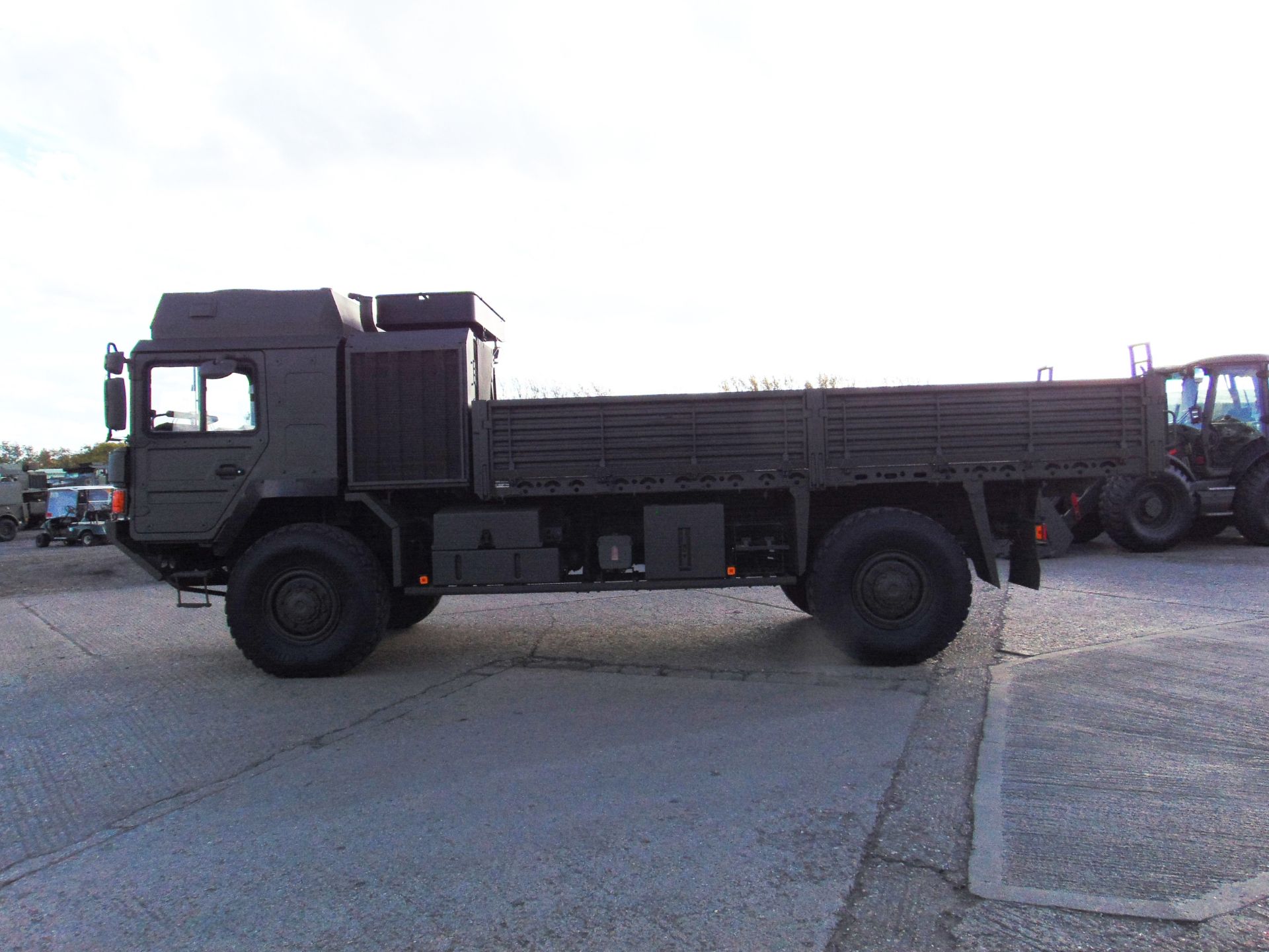 MAN 4X4 HX60 18.330 FLAT BED CARGO TRUCK ONLY 21,711 KM! - Image 4 of 31