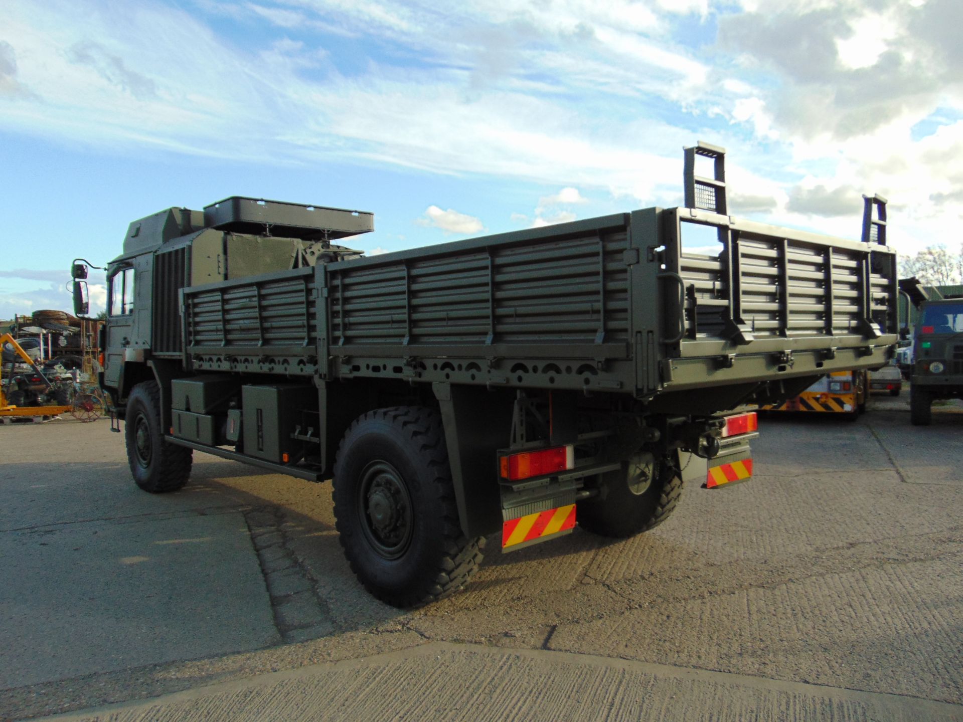 MAN 4X4 HX60 18.330 FLAT BED CARGO TRUCK ONLY 21,711 KM! - Image 5 of 31