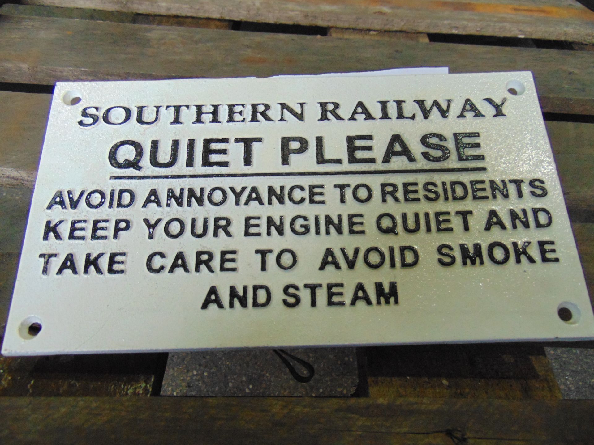 CAST IRON SOUTHERN RAILWAYS SIGN 27 x 15cms - Image 2 of 3