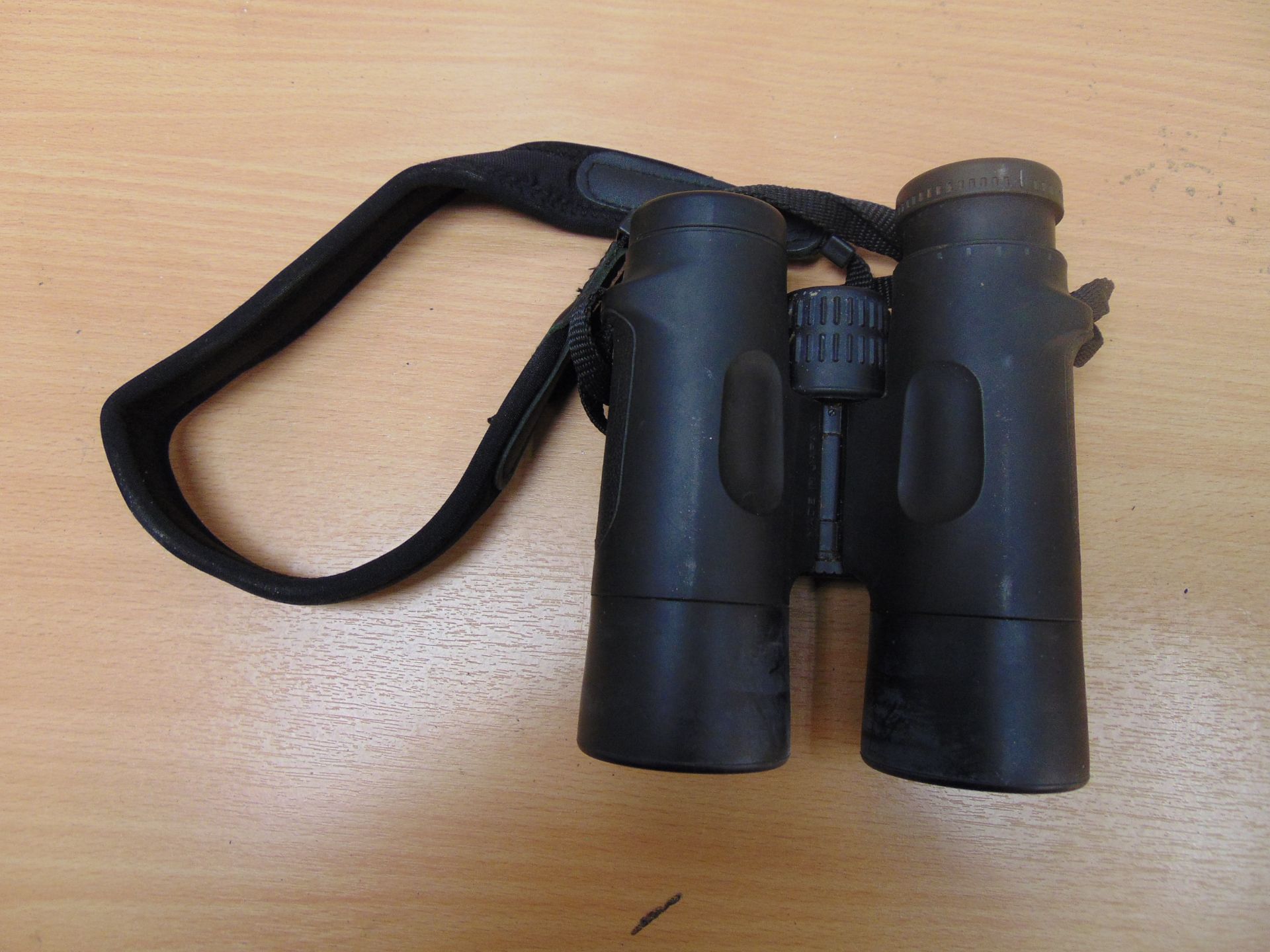 1X PAIR OF PYSER 8X 42 RM BINOCULARS WATERPROOF FROM MOD NATO MARKINGS IN CASE - Image 4 of 8